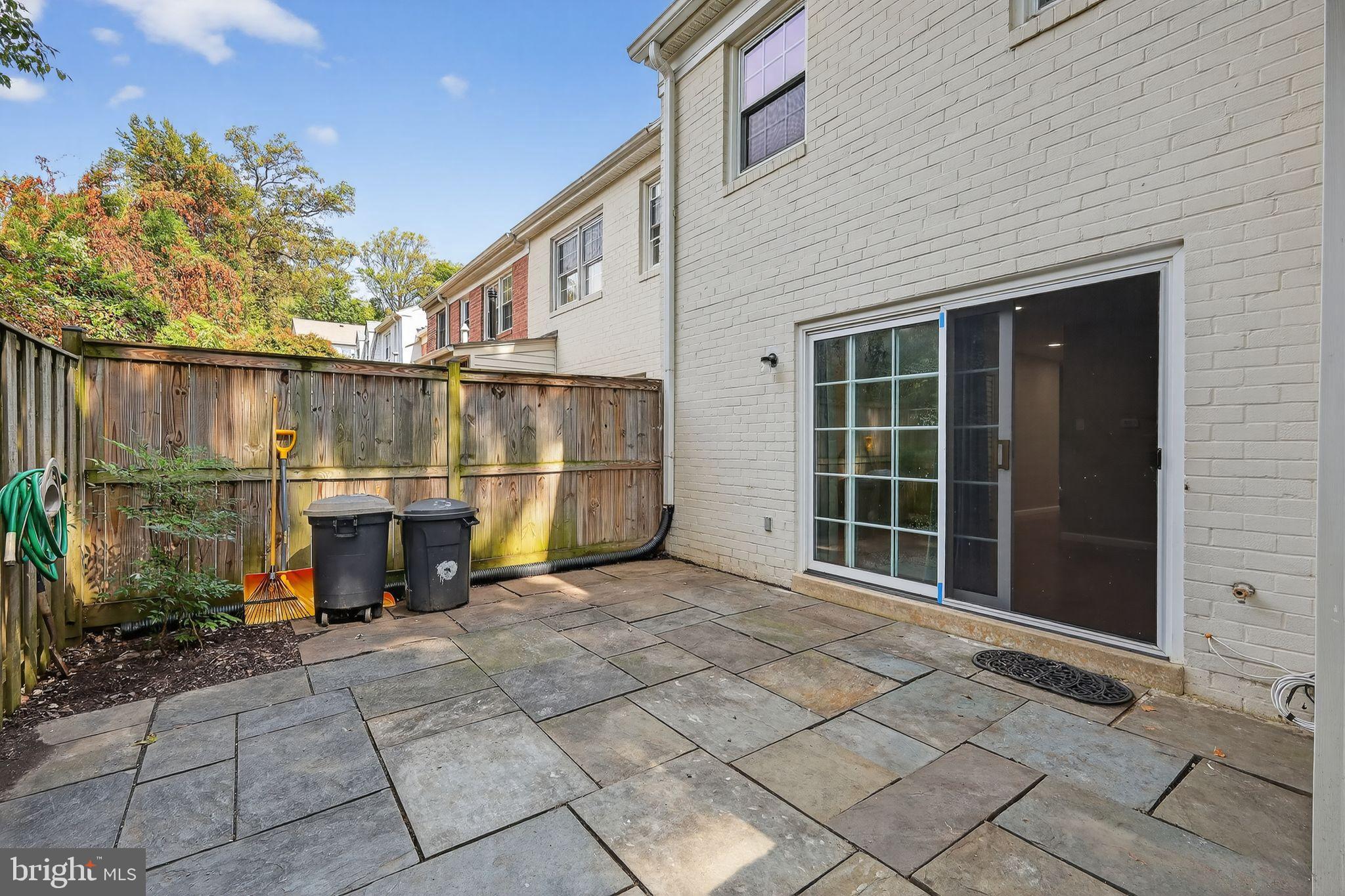 REGENT SQUARE - Residential Lease