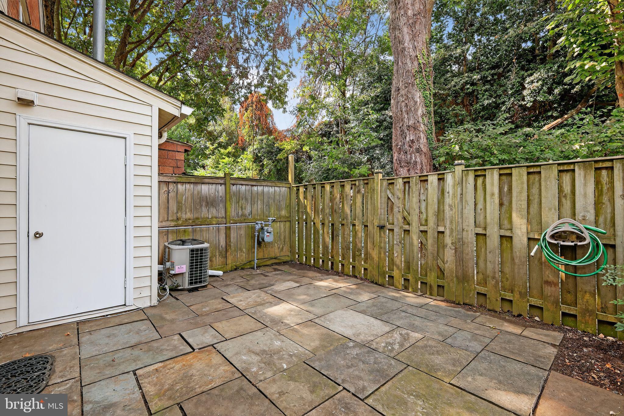 REGENT SQUARE - Residential Lease