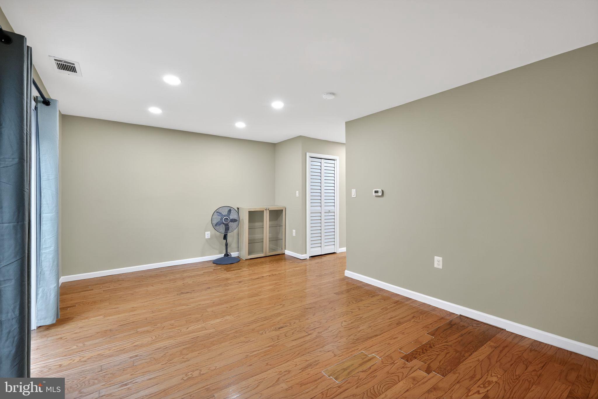 REGENT SQUARE - Residential Lease