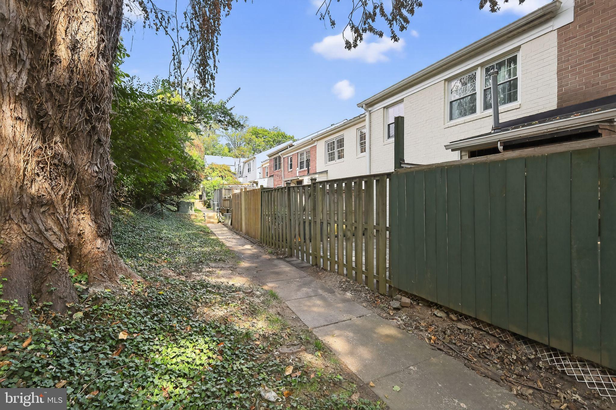 REGENT SQUARE - Residential Lease