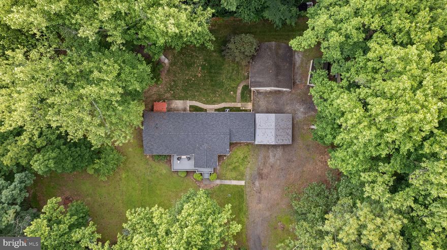 Move in ready! Come tour this Spacious, Updated 1 Level Living Home on a private lot w/ No HOA! This 3 Bedroom, 2 Full Bath Home just keeps giving with its Hardwood flooring, Fresh Paint, ample storage, and Nature views with natural lighting throughout. Enjoy cooking and hosting in your just updated eat in kitchen with SS Appliances and plenty of countertop and cabinet space. Inviting family room with bump out. Primary Suite with 2 Closets and attached full bathroom with double sinks. The 2 additional bedrooms offer plenty of space. 2nd Full bathroom features double sinks and shower/tub combo. Laundry/Mud room is conveniently located off the kitchen. Private lot with fence in back. Ample amount of parking between the over sized detached garage with separate electrical panel and storage space, Carport, and driveway. Shannondale is a non HOA community with a private 50+ acre lake and beach, Mountain Lake Club Bar&Grill, as well as a River Country Store. Accessible location to all lifestyle needs. This home and location has it all! Plus take ease that all major systems and components are updated!! 

MUST SEE! Great for Full Time Level, Part Time or Air BnB!