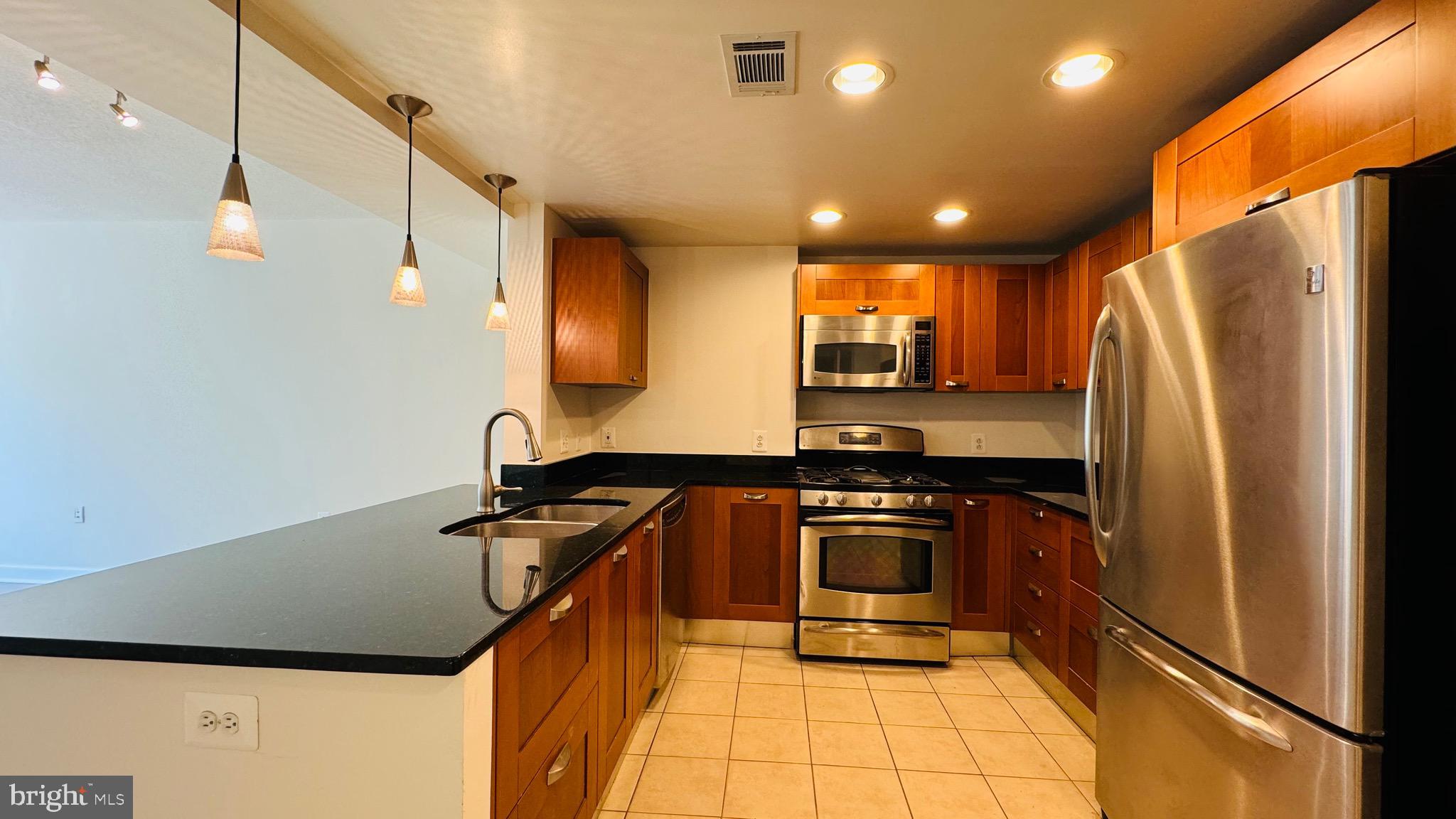 MIDTOWN ALEXANDRIA STATION CONDOMINIUM - Residential Lease