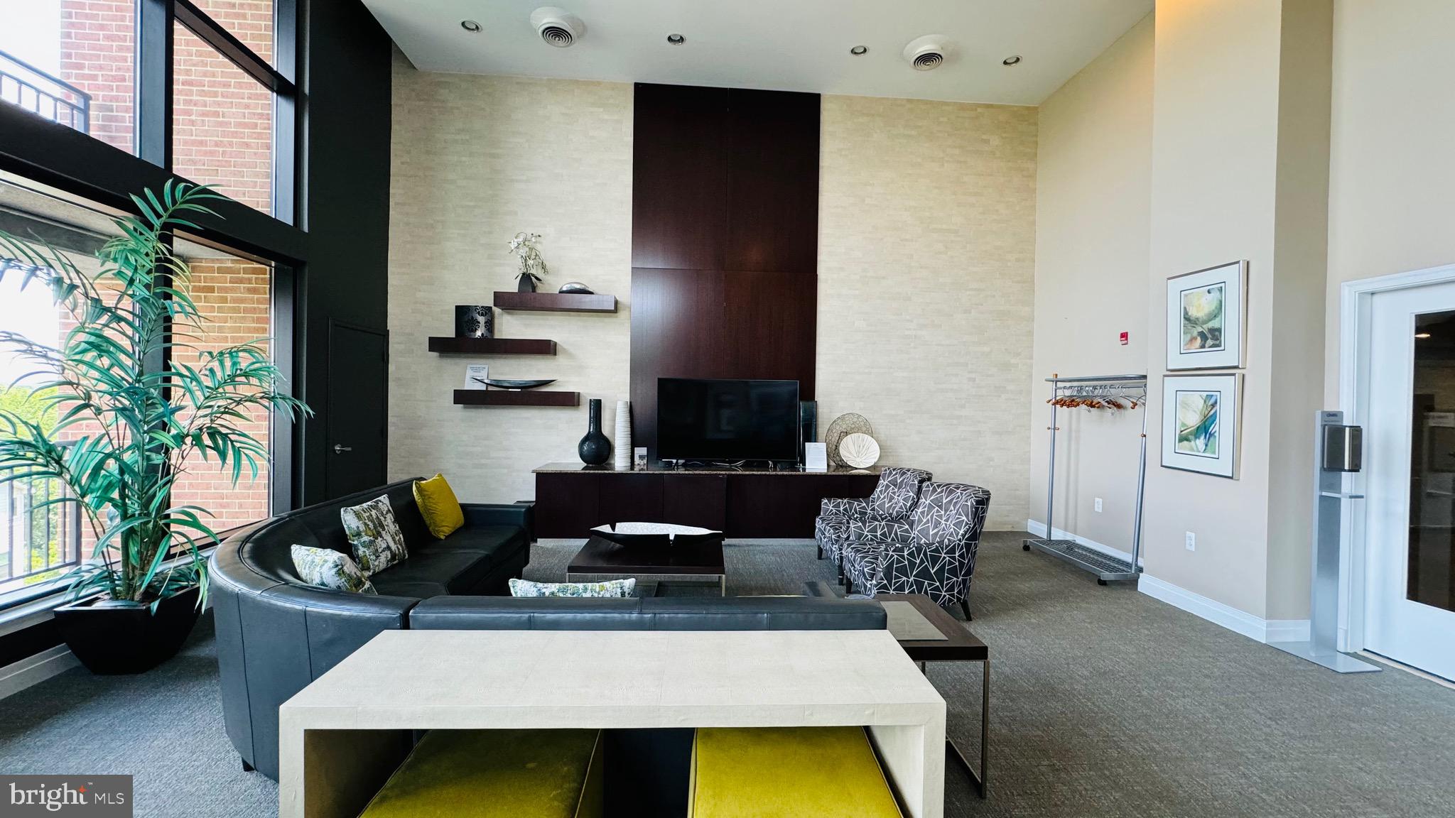 MIDTOWN ALEXANDRIA STATION CONDOMINIUM - Residential Lease