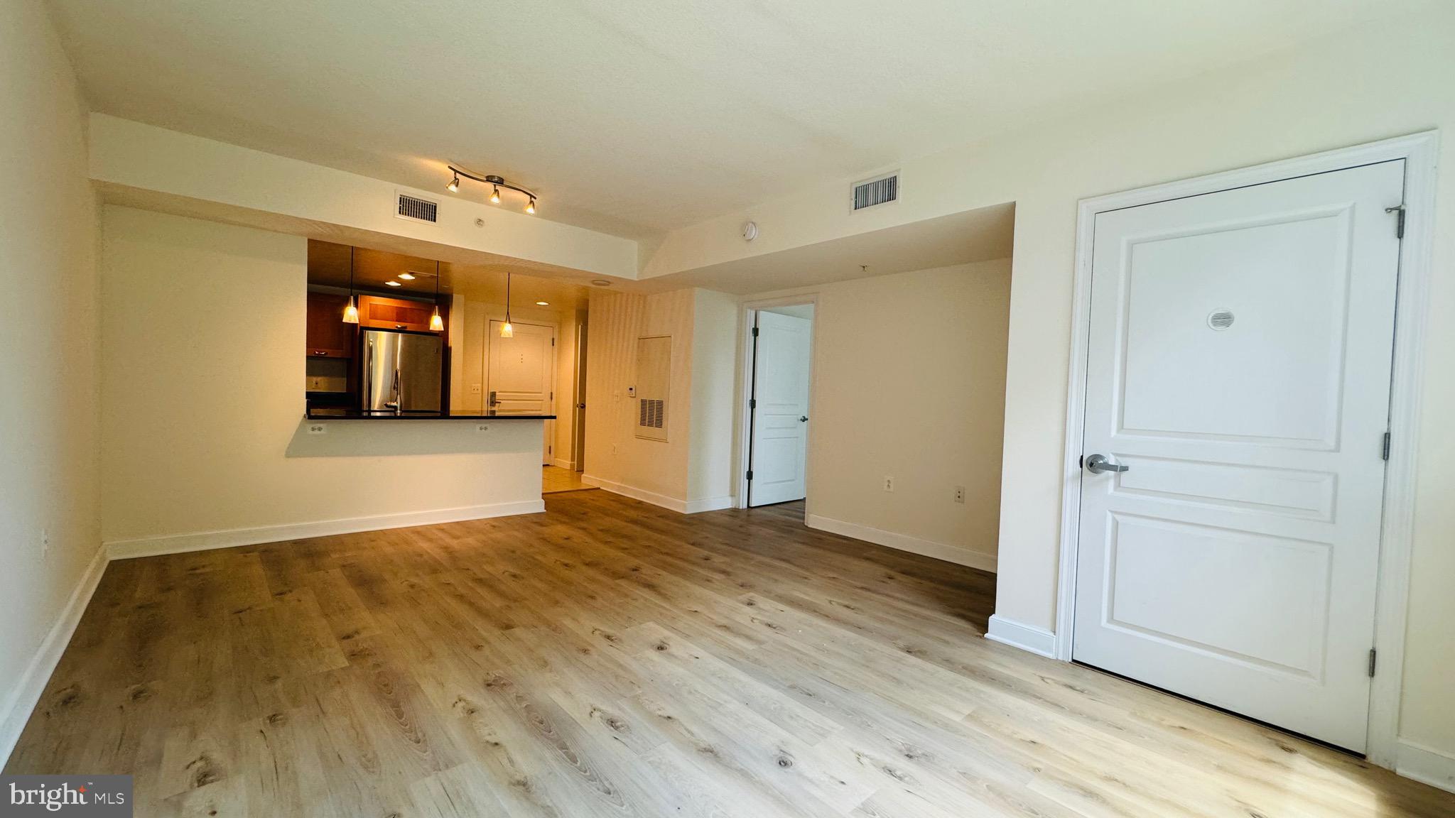 MIDTOWN ALEXANDRIA STATION CONDOMINIUM - Residential Lease