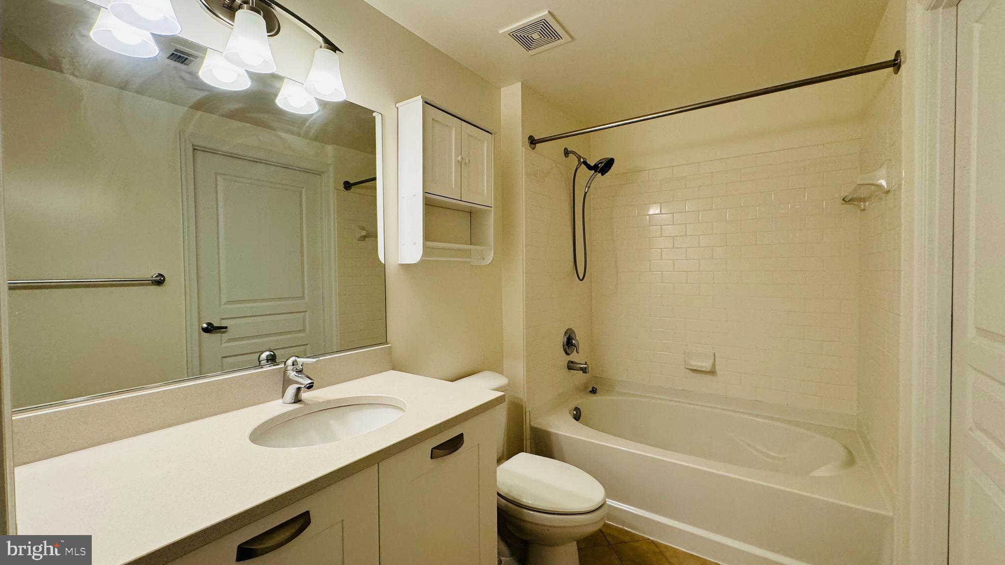 MIDTOWN ALEXANDRIA STATION CONDOMINIUM - Residential Lease