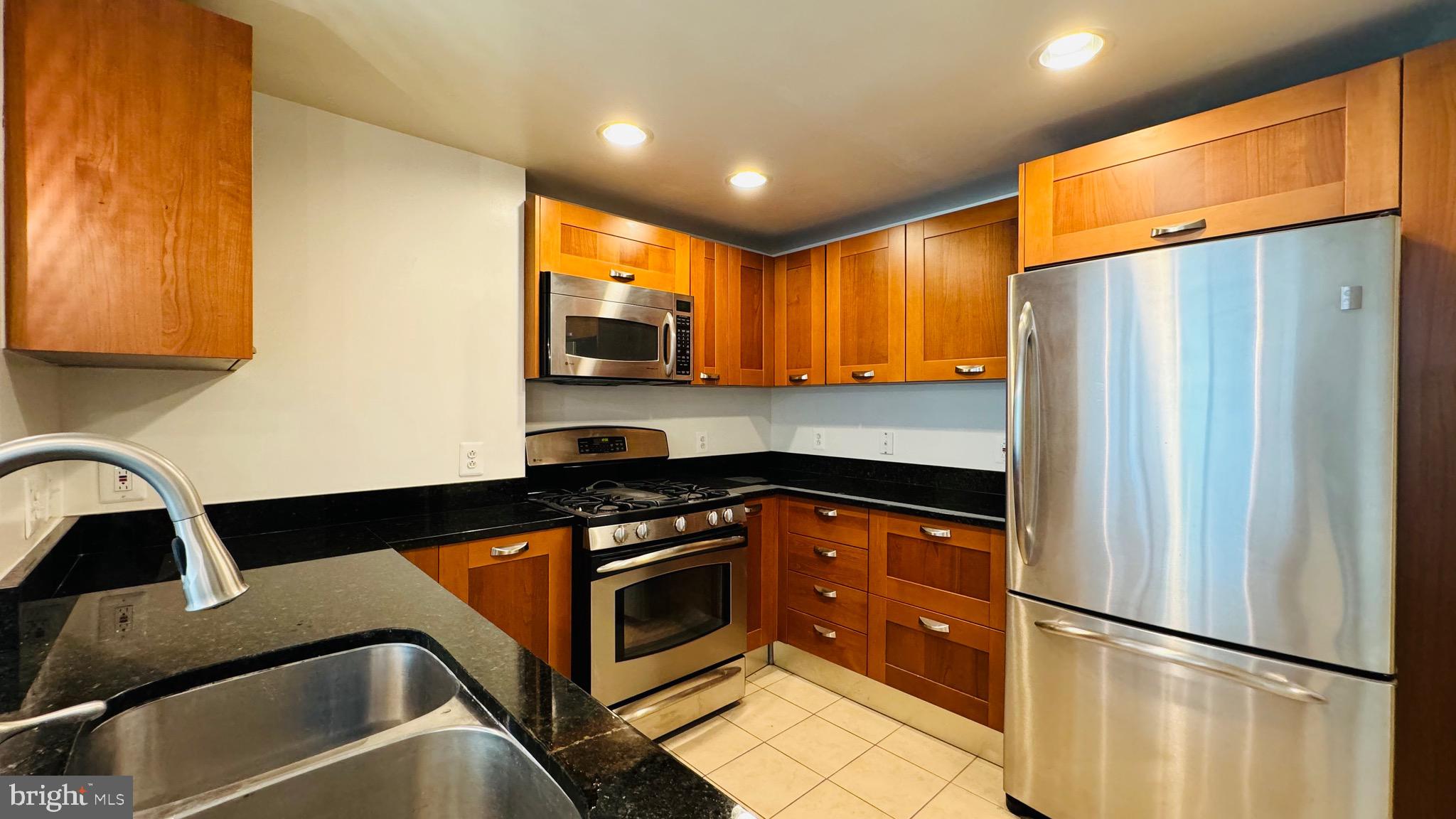 MIDTOWN ALEXANDRIA STATION CONDOMINIUM - Residential Lease