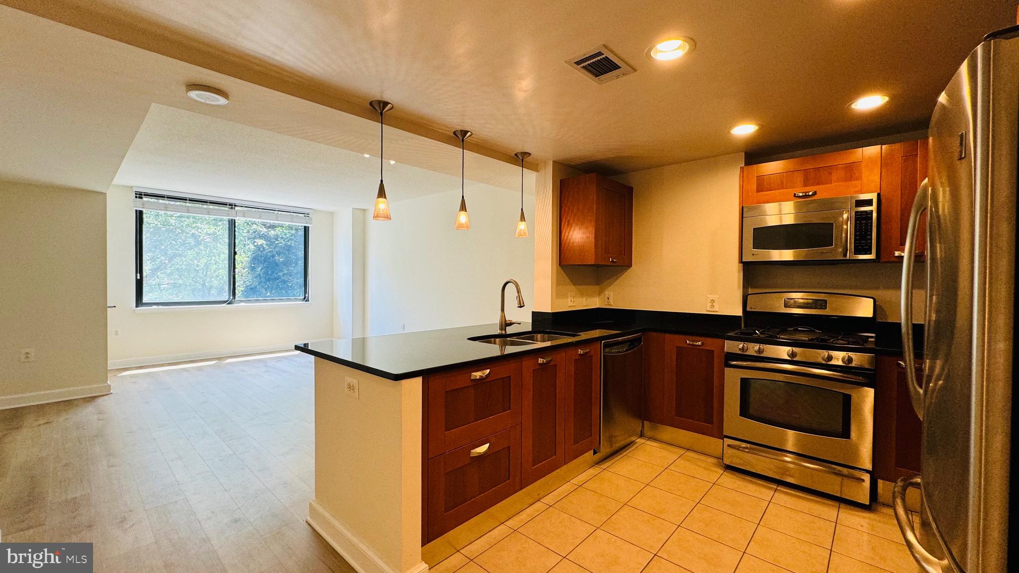 MIDTOWN ALEXANDRIA STATION CONDOMINIUM - Residential Lease