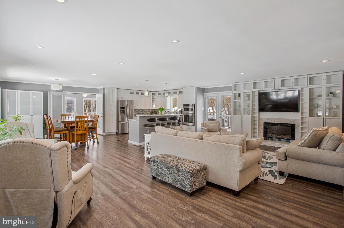 HUNTINGFIELDS MANOR - Residential