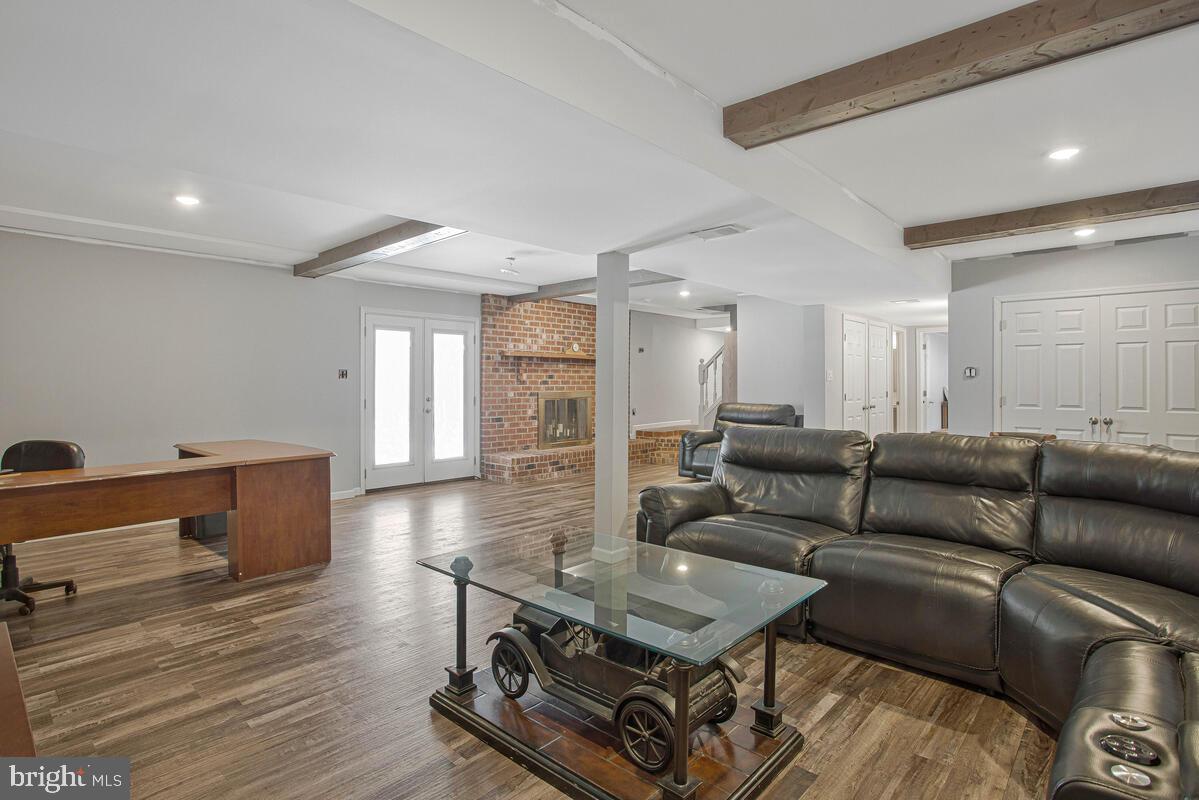 HUNTINGFIELDS MANOR - Residential