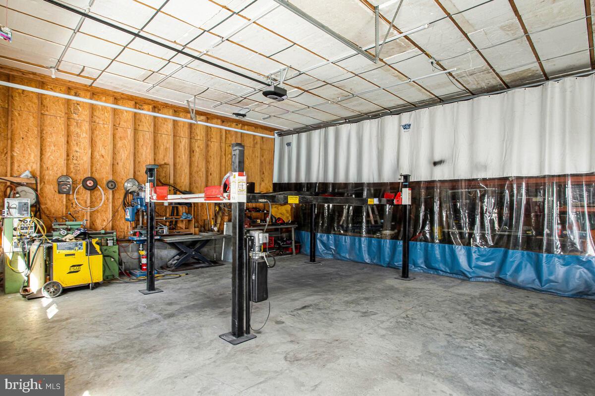 HUNTINGFIELDS MANOR - Residential