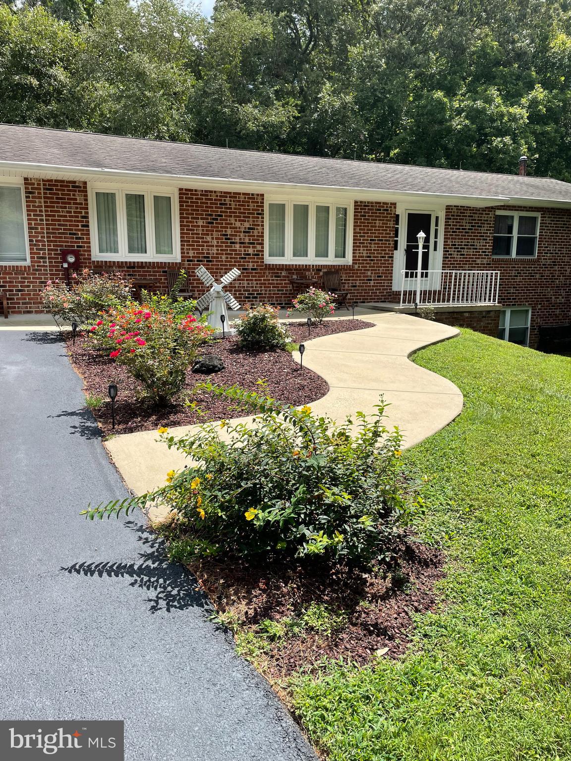 HUNTINGFIELDS MANOR - Residential