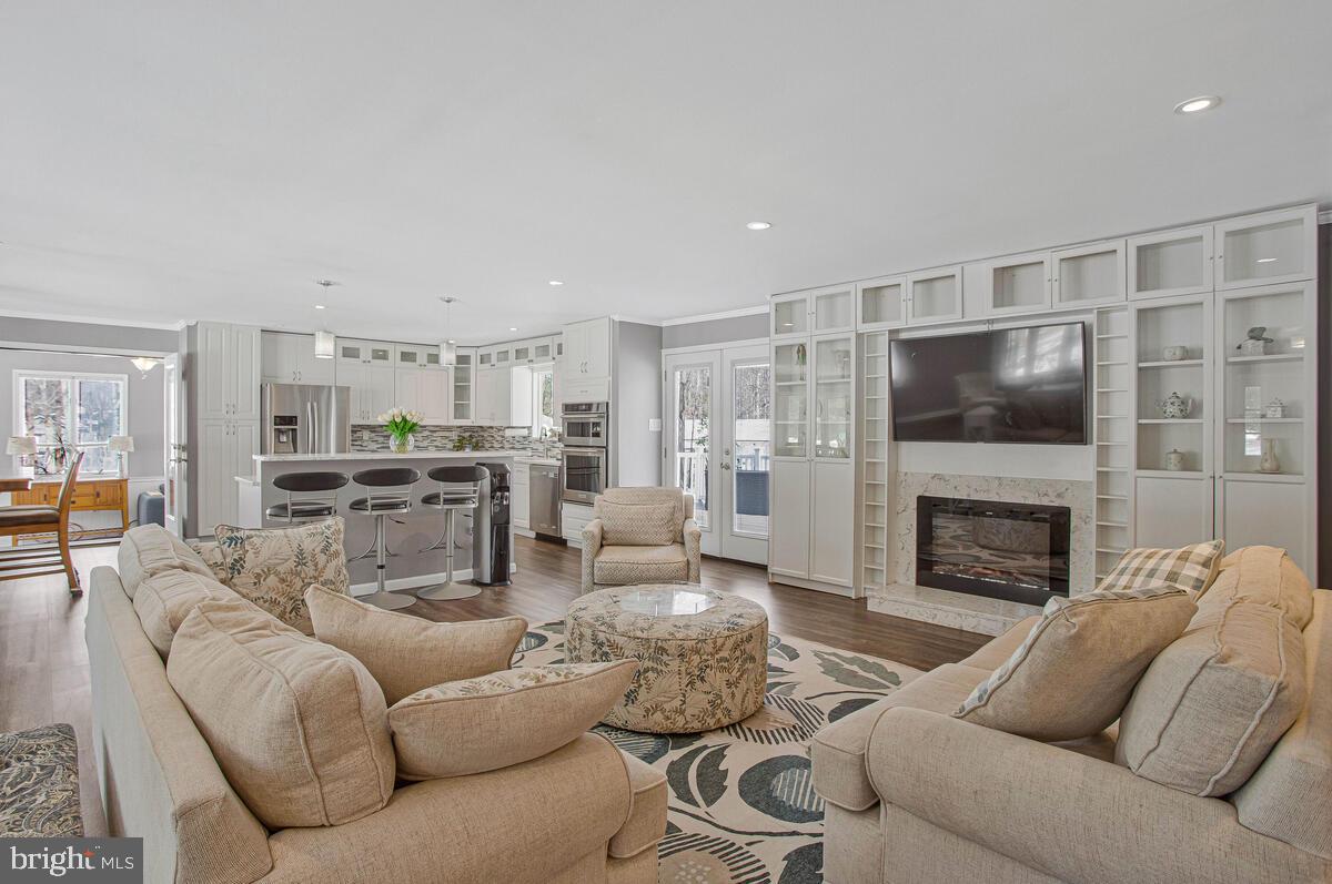 HUNTINGFIELDS MANOR - Residential