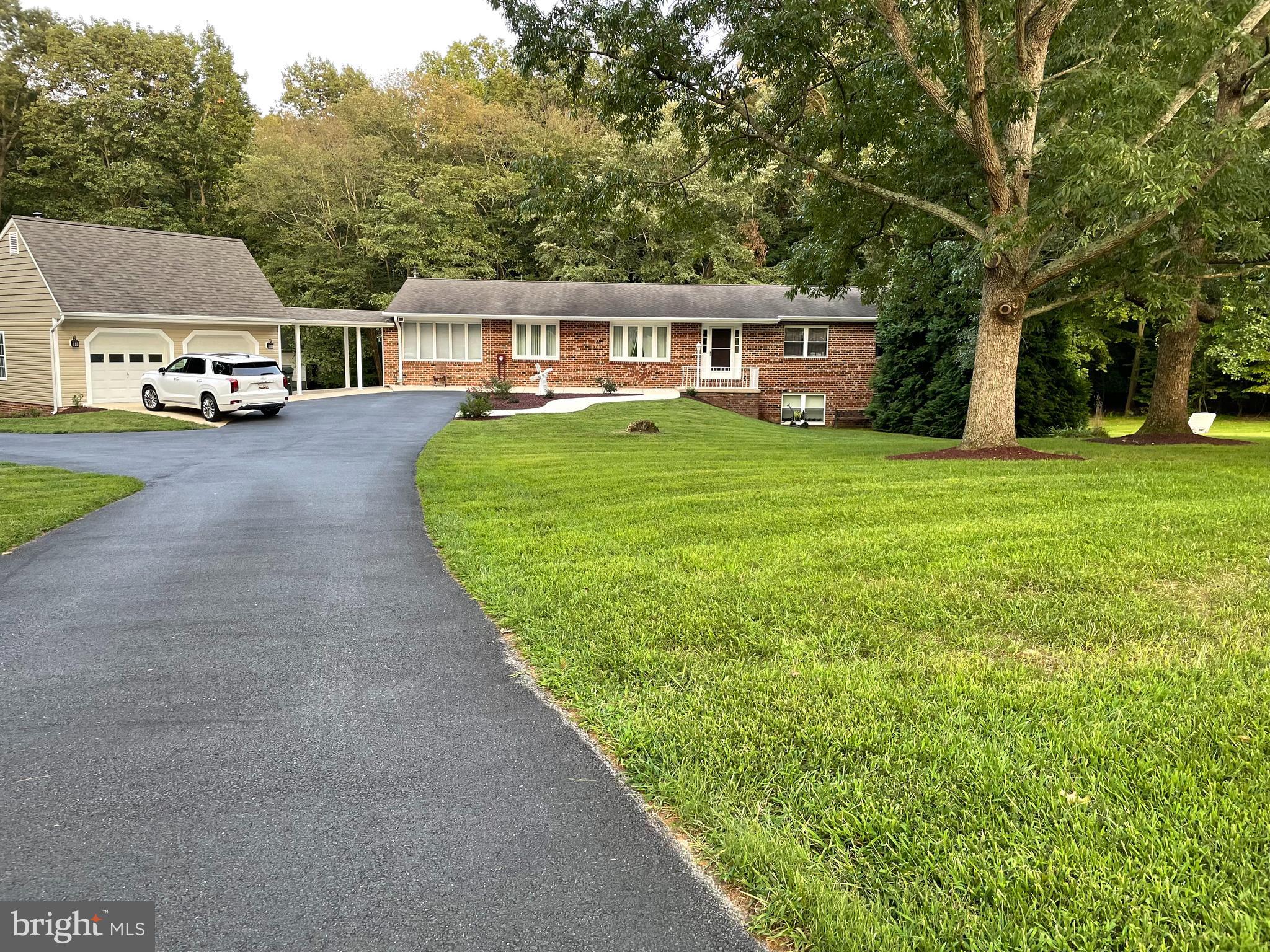 HUNTINGFIELDS MANOR - Residential