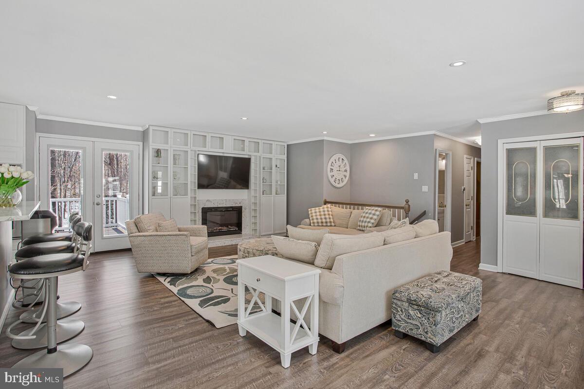 HUNTINGFIELDS MANOR - Residential