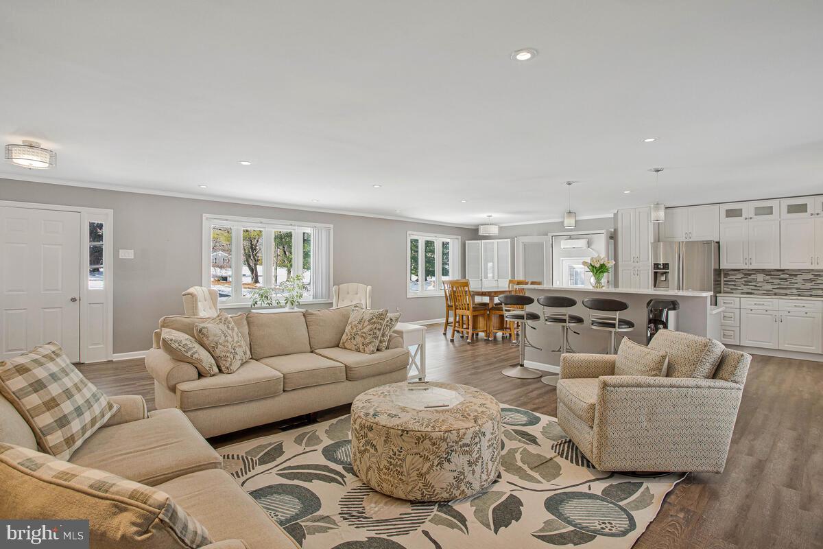 HUNTINGFIELDS MANOR - Residential