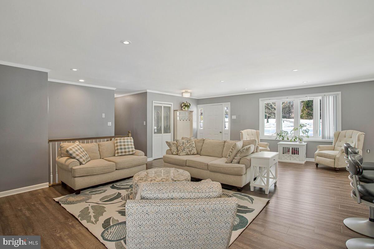 HUNTINGFIELDS MANOR - Residential