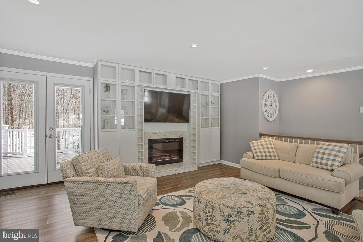 HUNTINGFIELDS MANOR - Residential