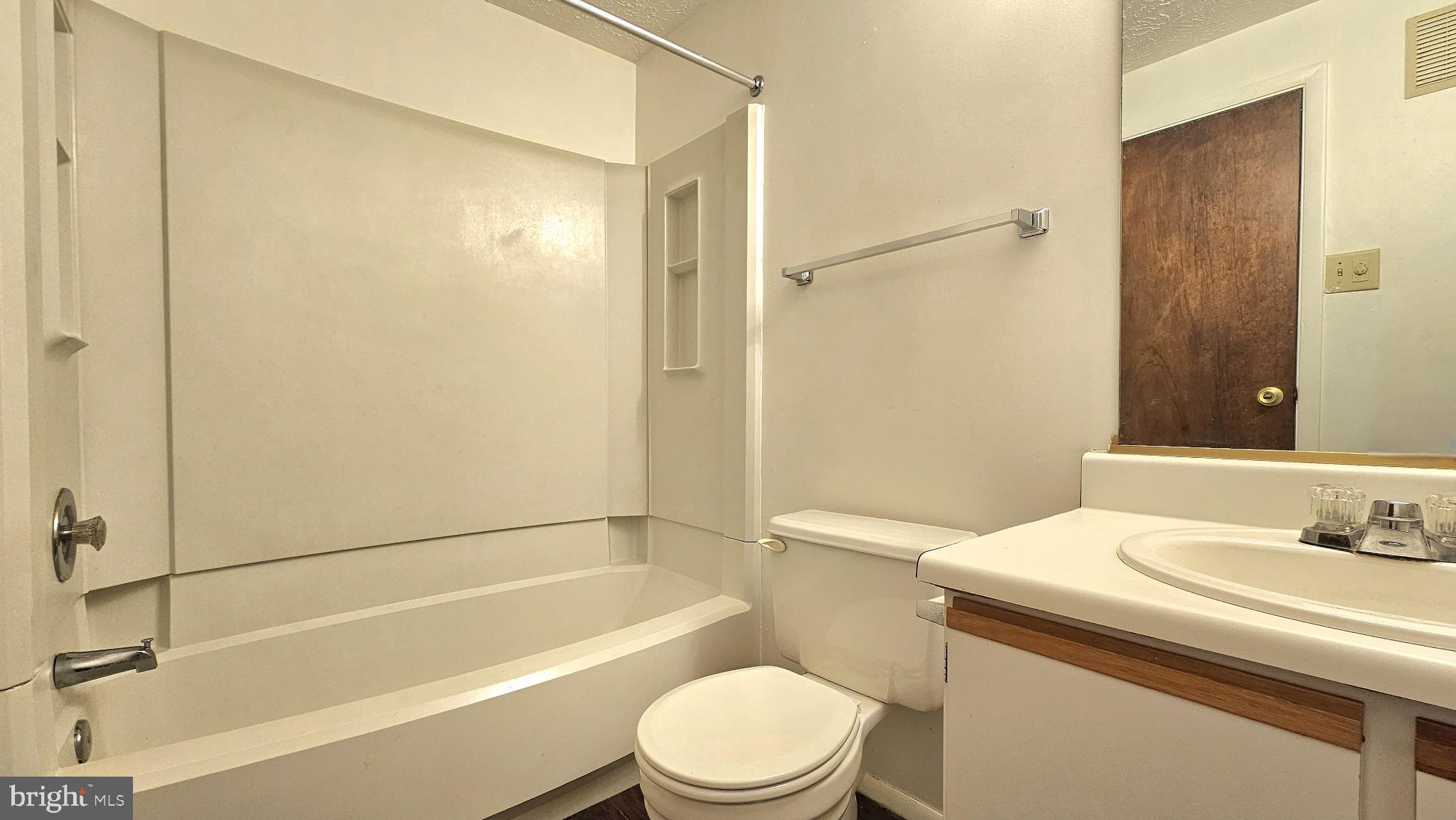 MOUNT VERNON LAKES CONDO - Residential Lease