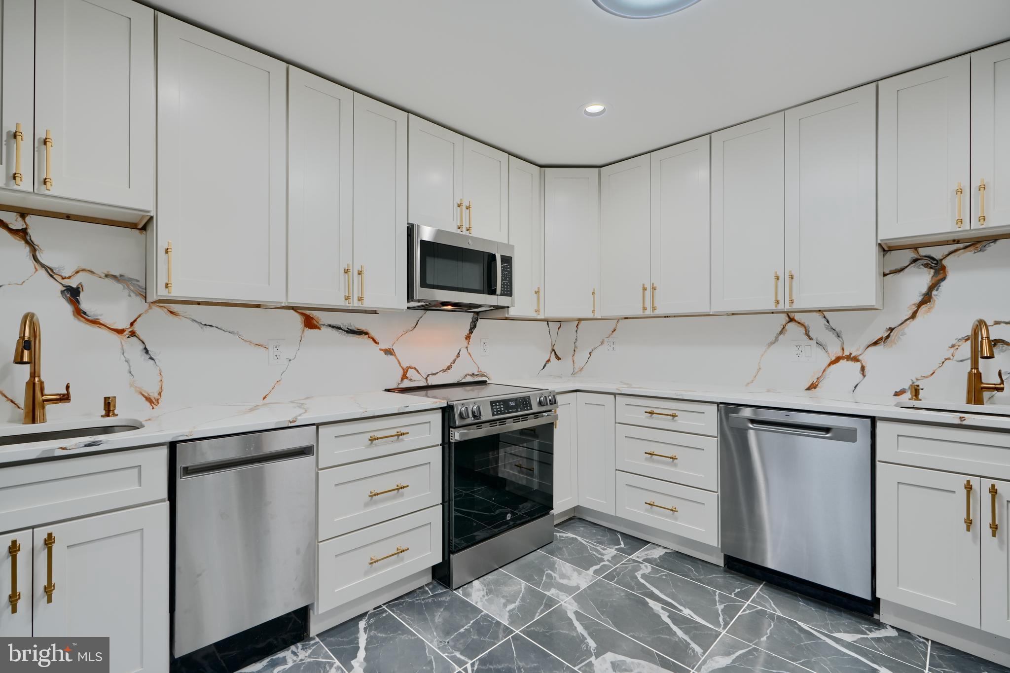 Welcome to 2020 Masters Drive – a one-of-a-kind, beautifully updated townhouse located in the desirable Greens at Smith neighborhood in Broadview. You will find gleaming hardwood floors, tray ceilings, recessed lighting, and an inviting, open layout.
The gourmet kosher-style kitchen is a chef’s dream, featuring 2 sinks, 2 dishwashers, quartz countertops and backsplash, stainless steel appliances, and an abundance of white shaker cabinets including a pantry for ample storage.
Upstairs, there are 3 spacious bedrooms and 2 stunning full bathrooms. The luxurious primary suite offers a spa-like experience with a large jetted tub, a separate stand-up shower, and a double vanity.
The finished basement includes a rec room with a powder room and walk-out access to the backyard – perfect for entertaining or relaxing.