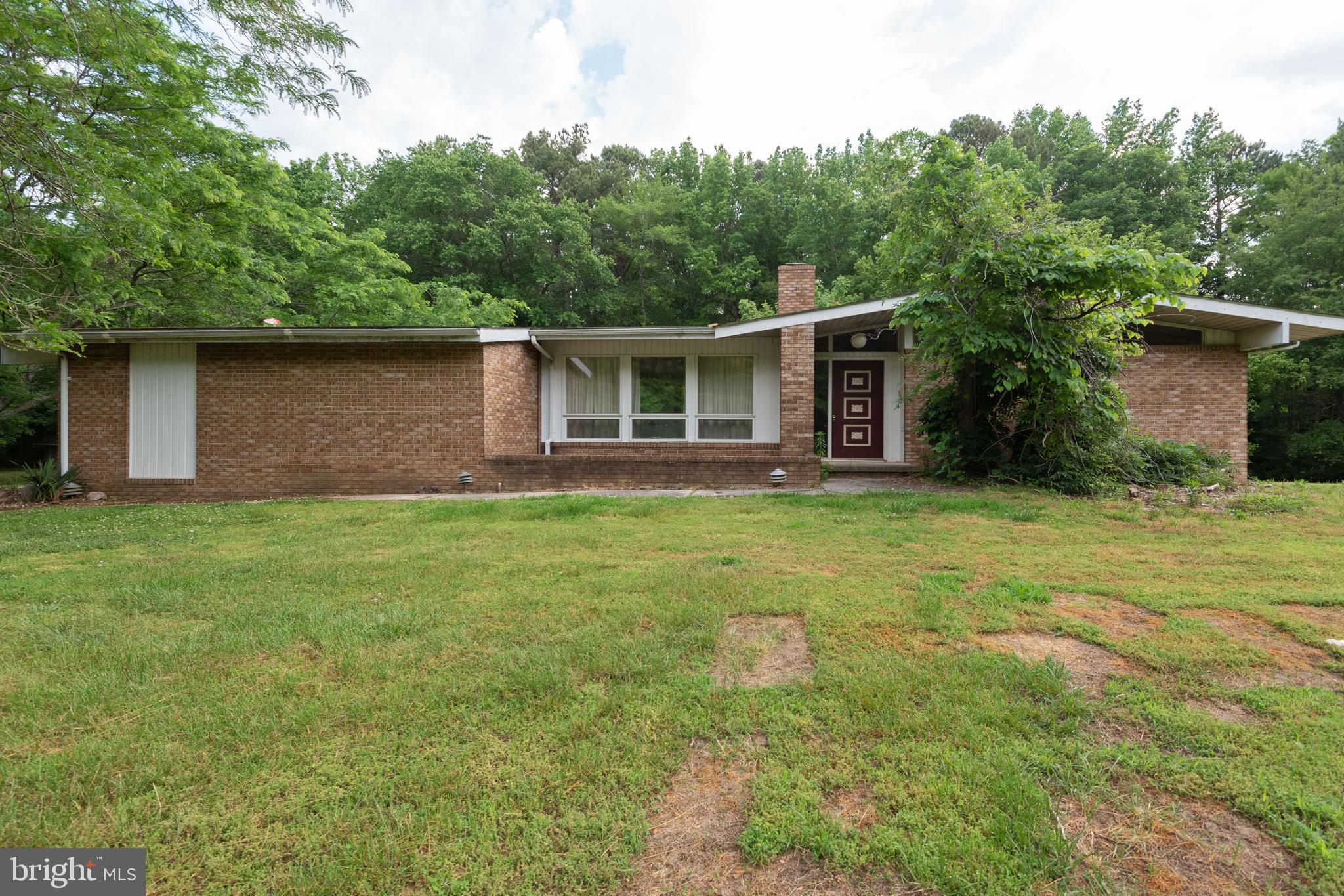 **TEMP OFF FOR SELLER TO REVIEW OFFERS**
INCREDIBLE INVESTOR OPPORTUNITY! 3 bedroom, 2 bathroom home on a gorgeous lot in sought after Queen Anne! With a little TLC this could be your custom forever home or flipped for a profit! The possibilities are endless, don't miss out on this unique opportunity!!