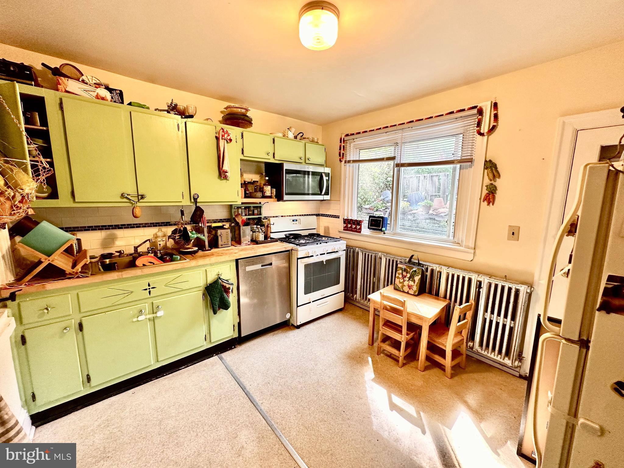 EAST FALLS - Residential Lease