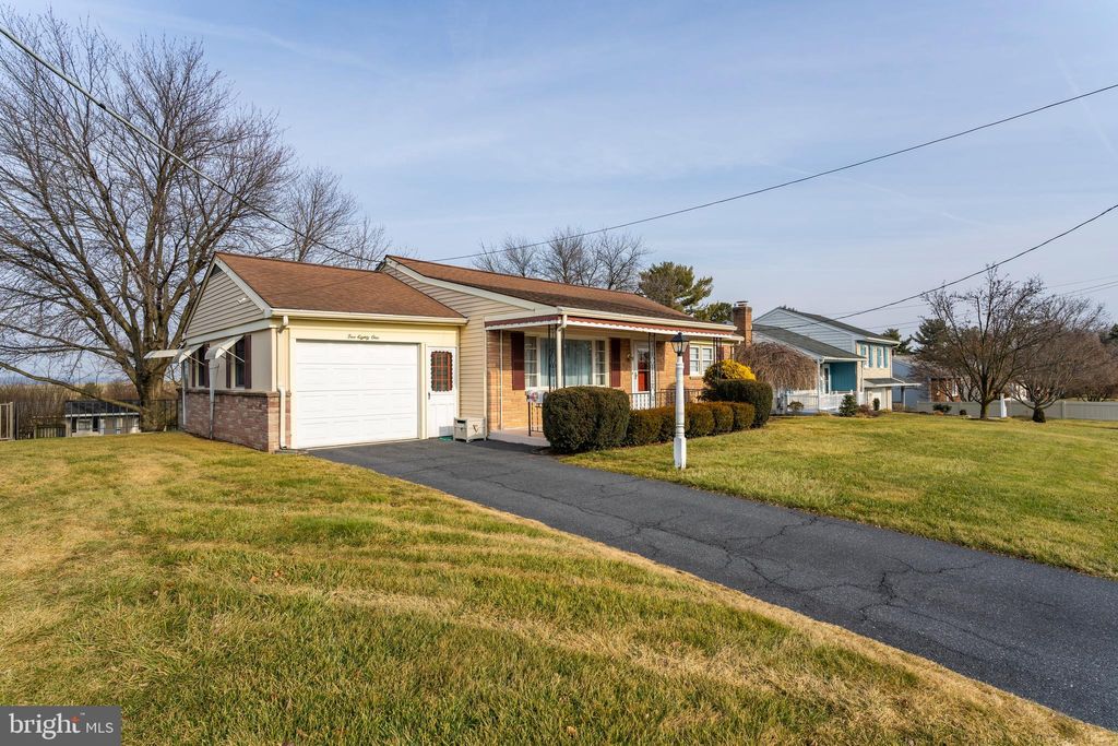 Photo of 581 W BROAD ST, NEW HOLLAND, PA 17557 (MLS # PALA2030058)