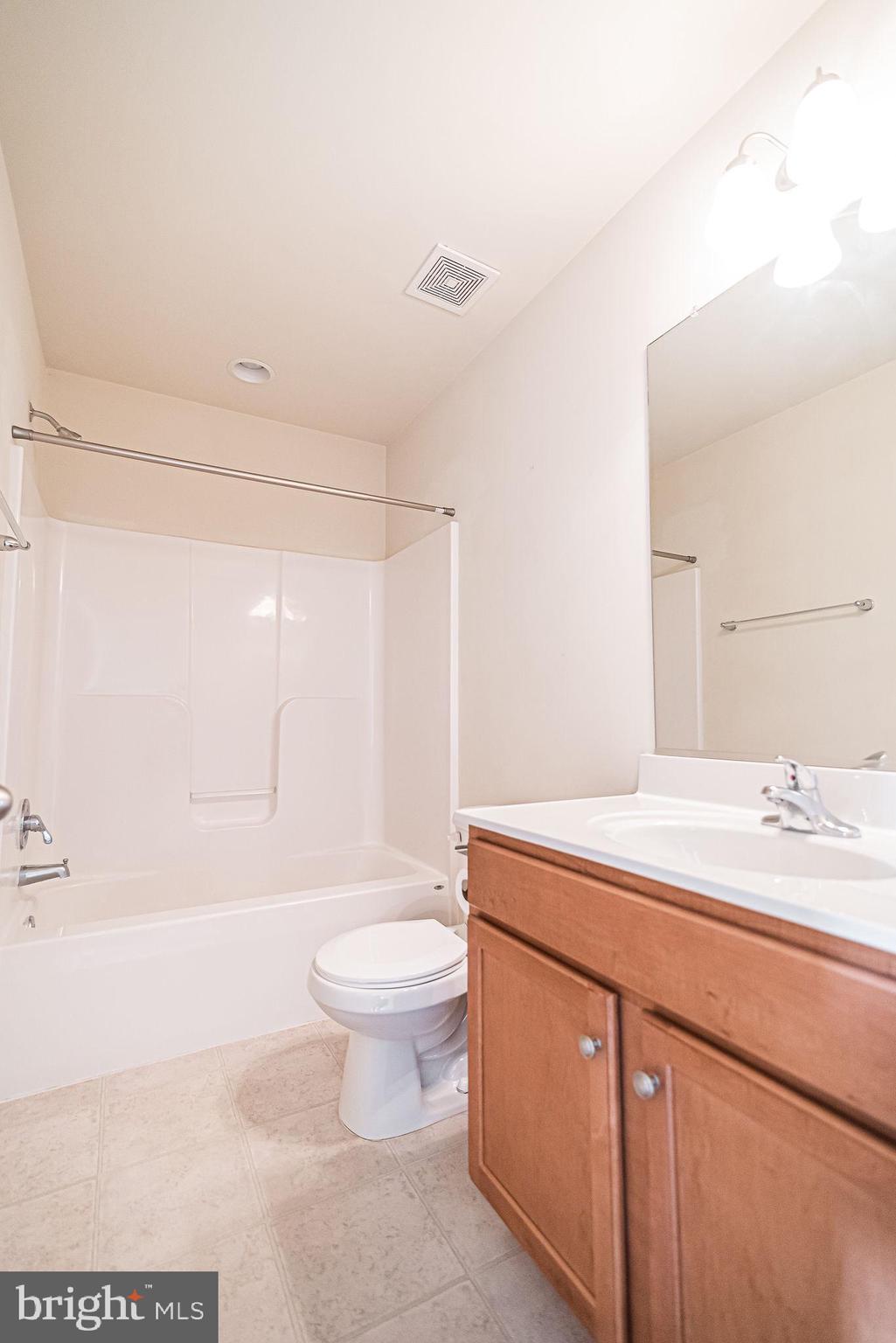 LAKELAND PLACE - Residential Lease