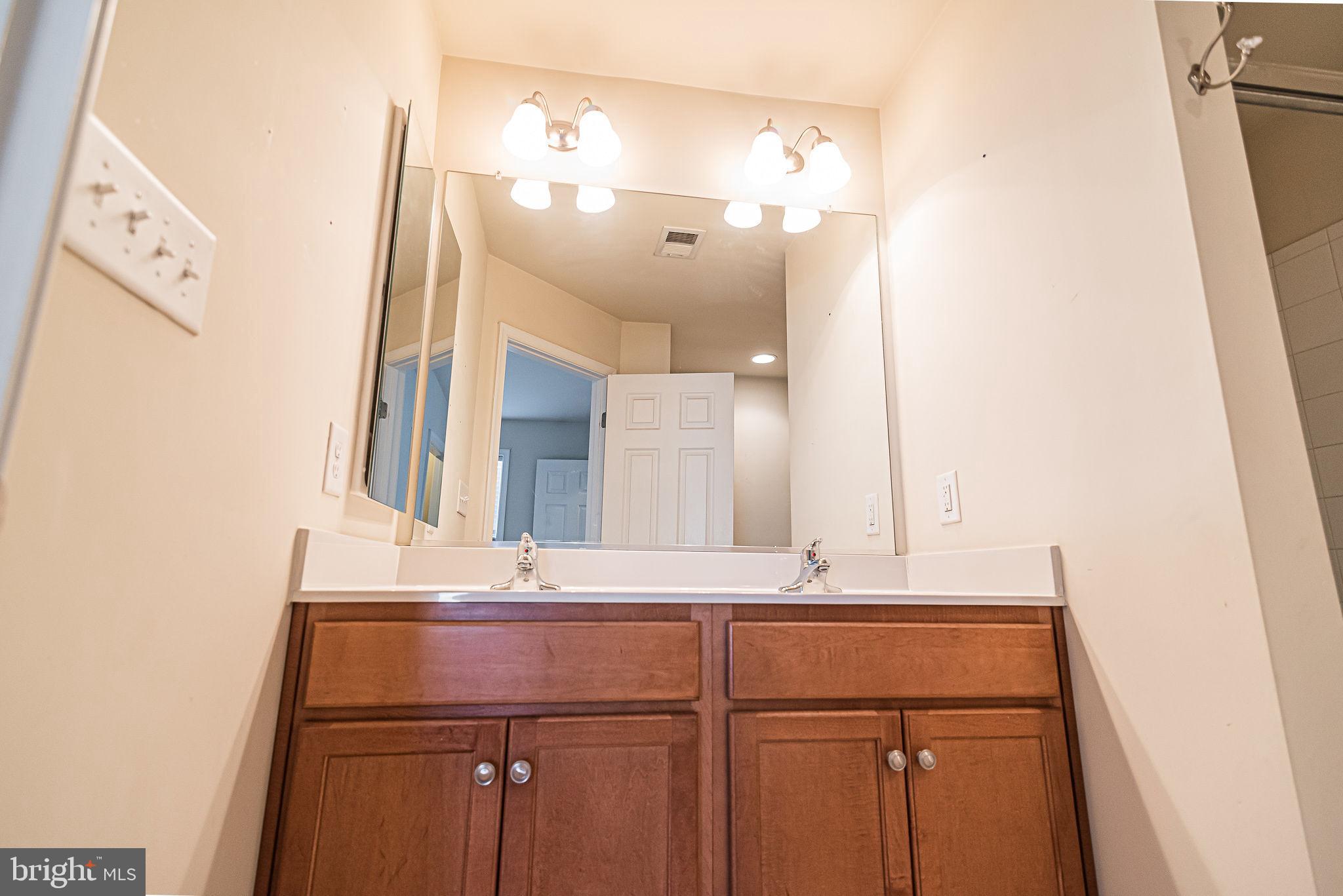 LAKELAND PLACE - Residential Lease