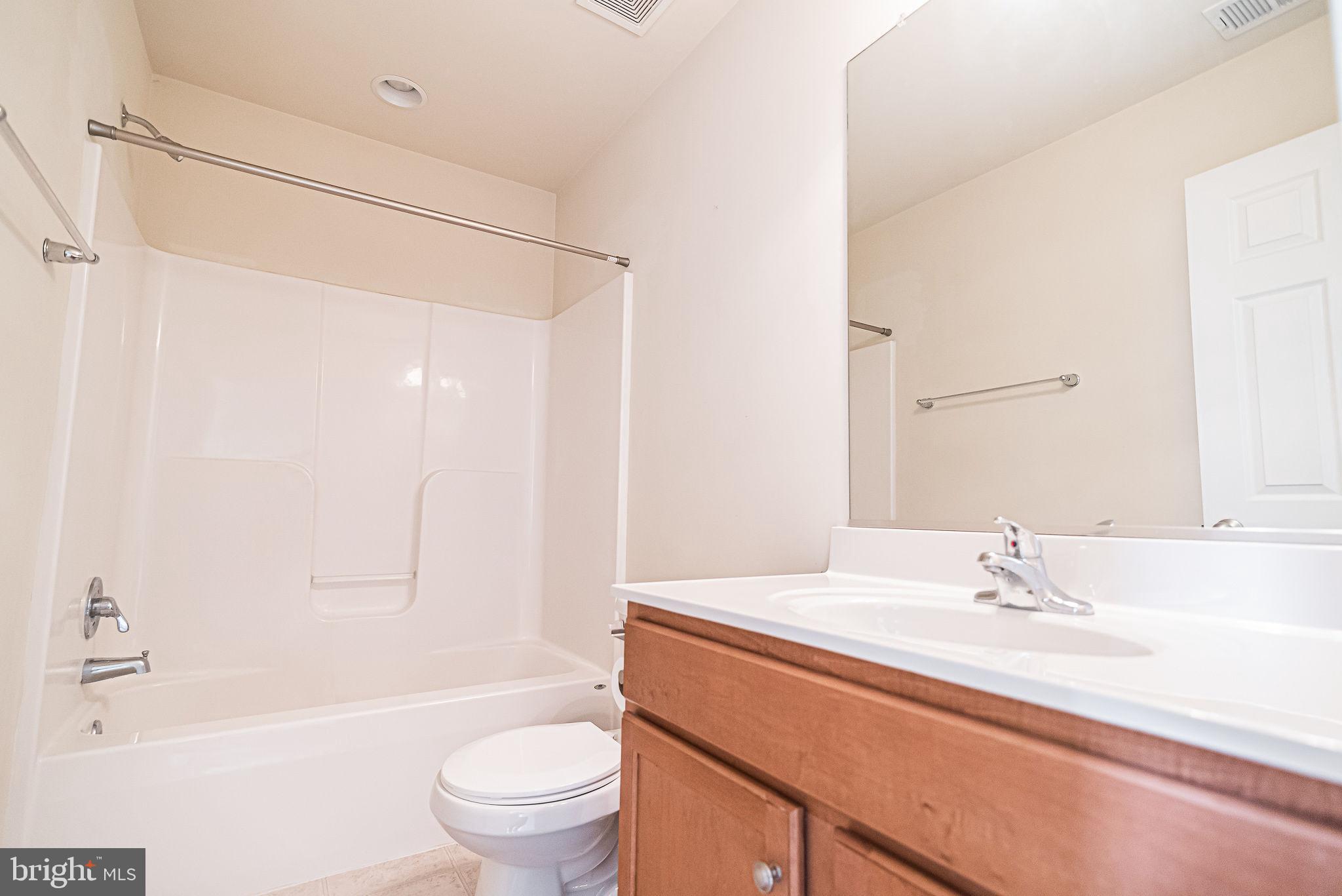 LAKELAND PLACE - Residential Lease