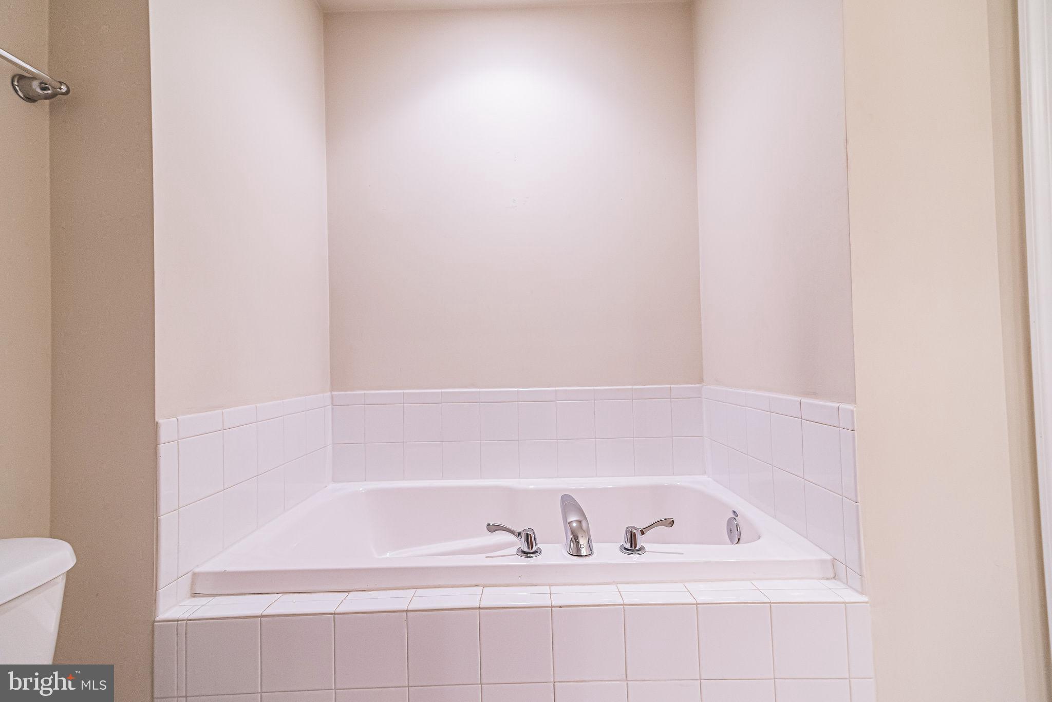 LAKELAND PLACE - Residential Lease