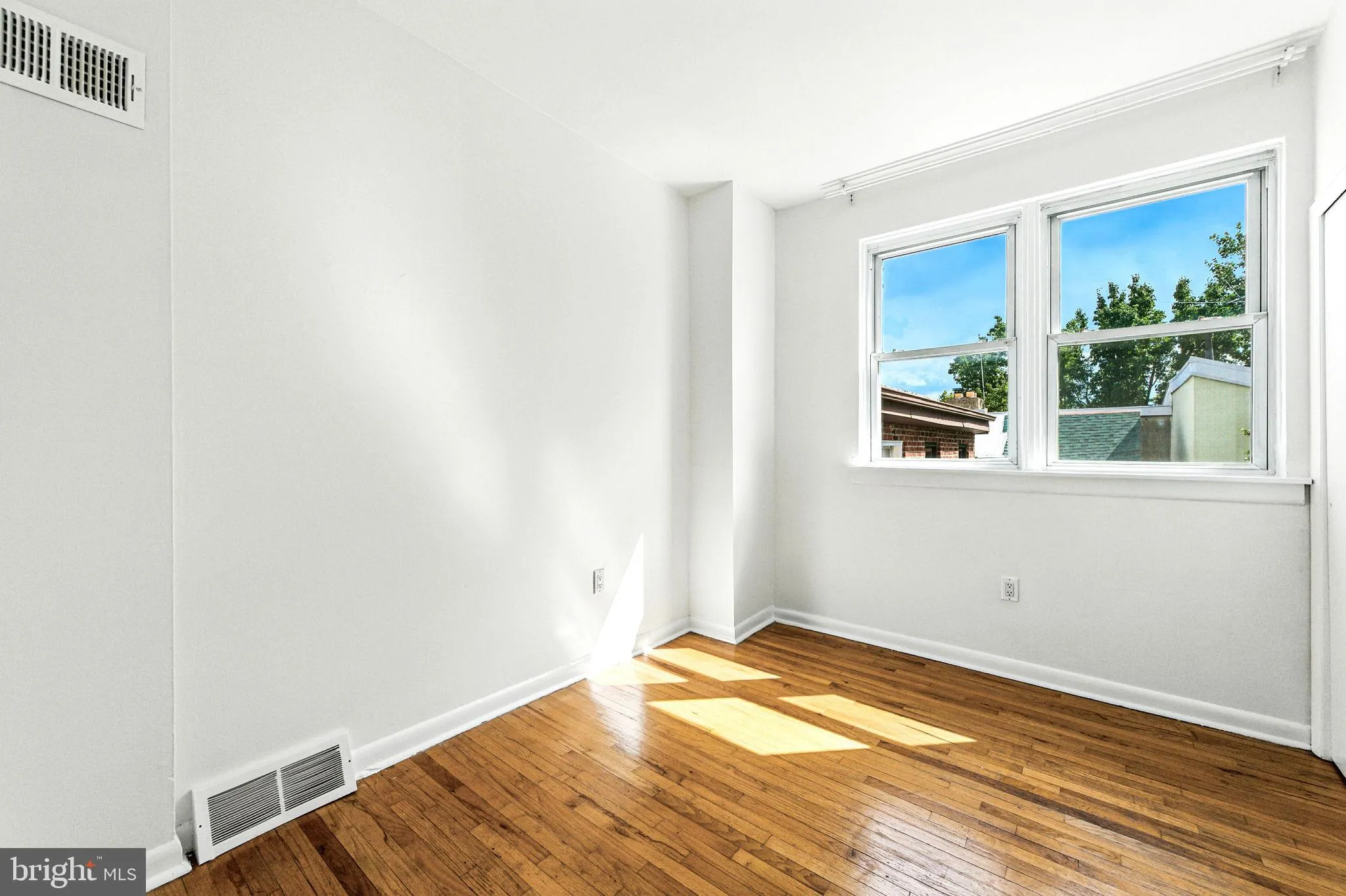 Philadelphia, Pennsylvania 19107, United States, 2 Bedrooms Bedrooms, ,1 BathroomBathrooms,Residential,Contingent,208535