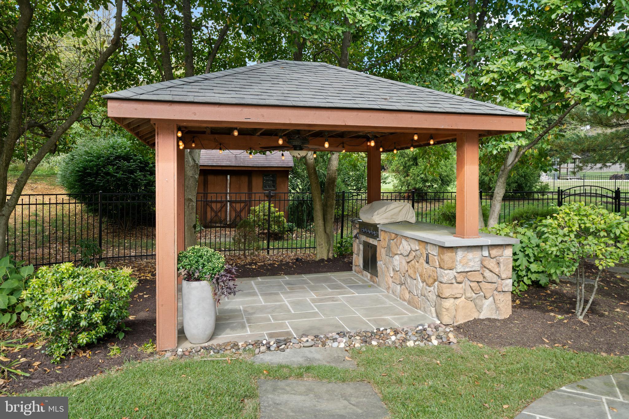 SHADOW OAK - Residential