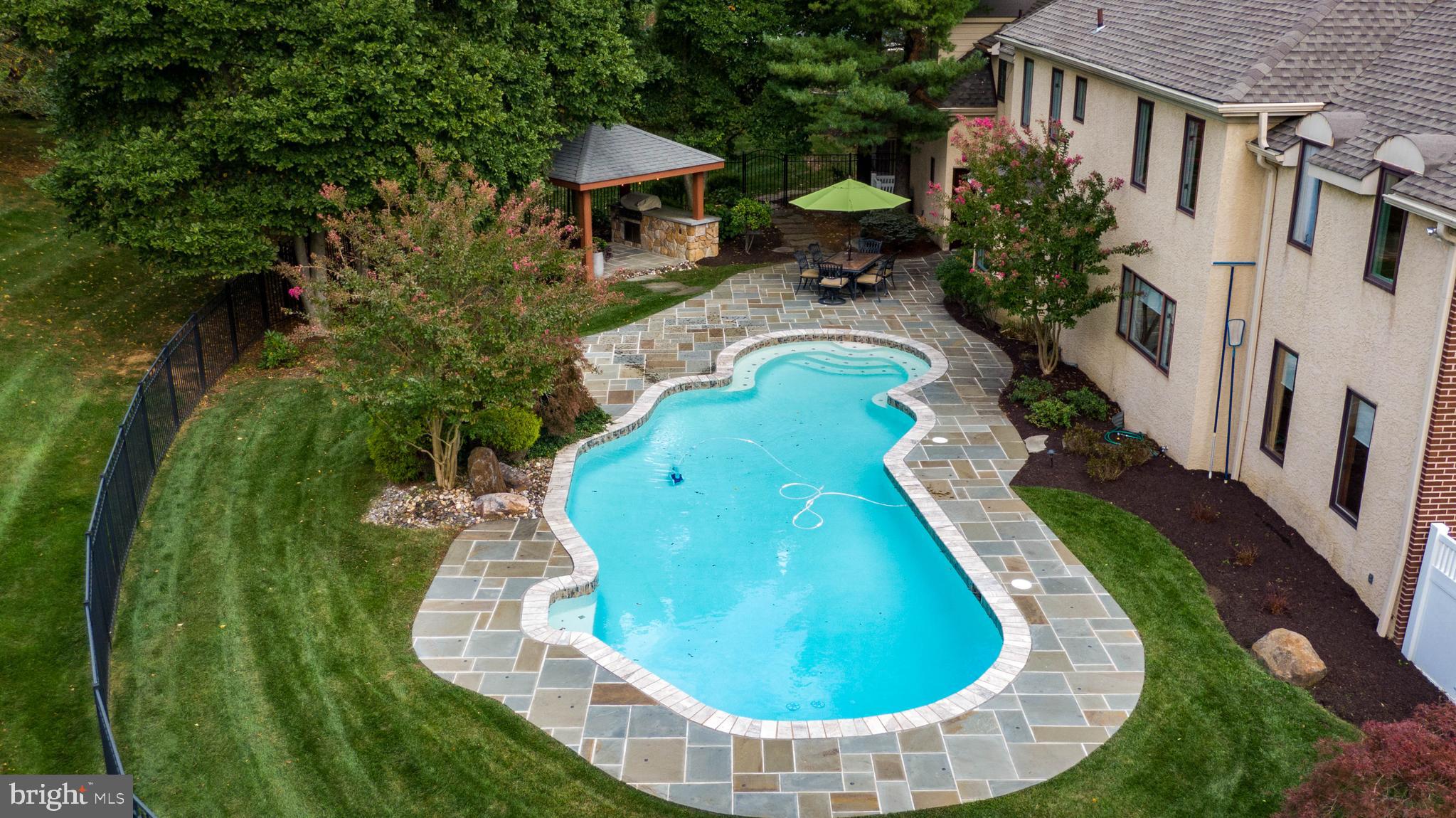 SHADOW OAK - Residential