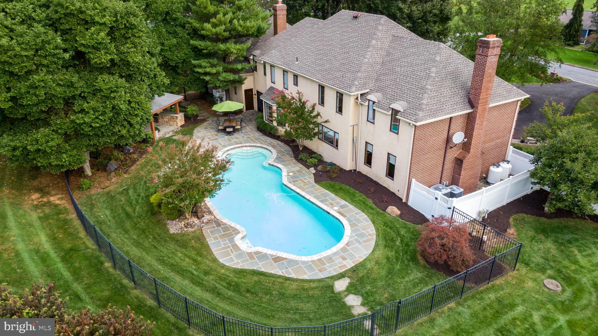 SHADOW OAK - Residential