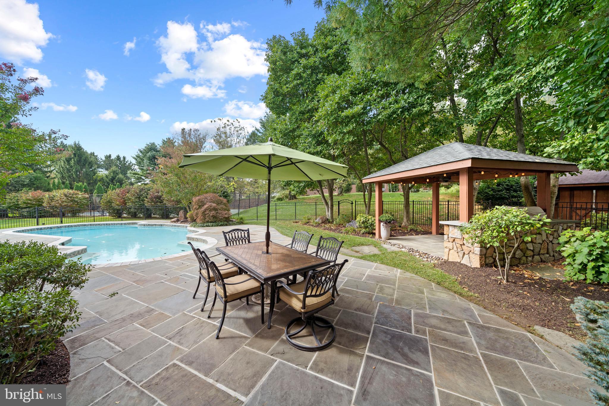 SHADOW OAK - Residential