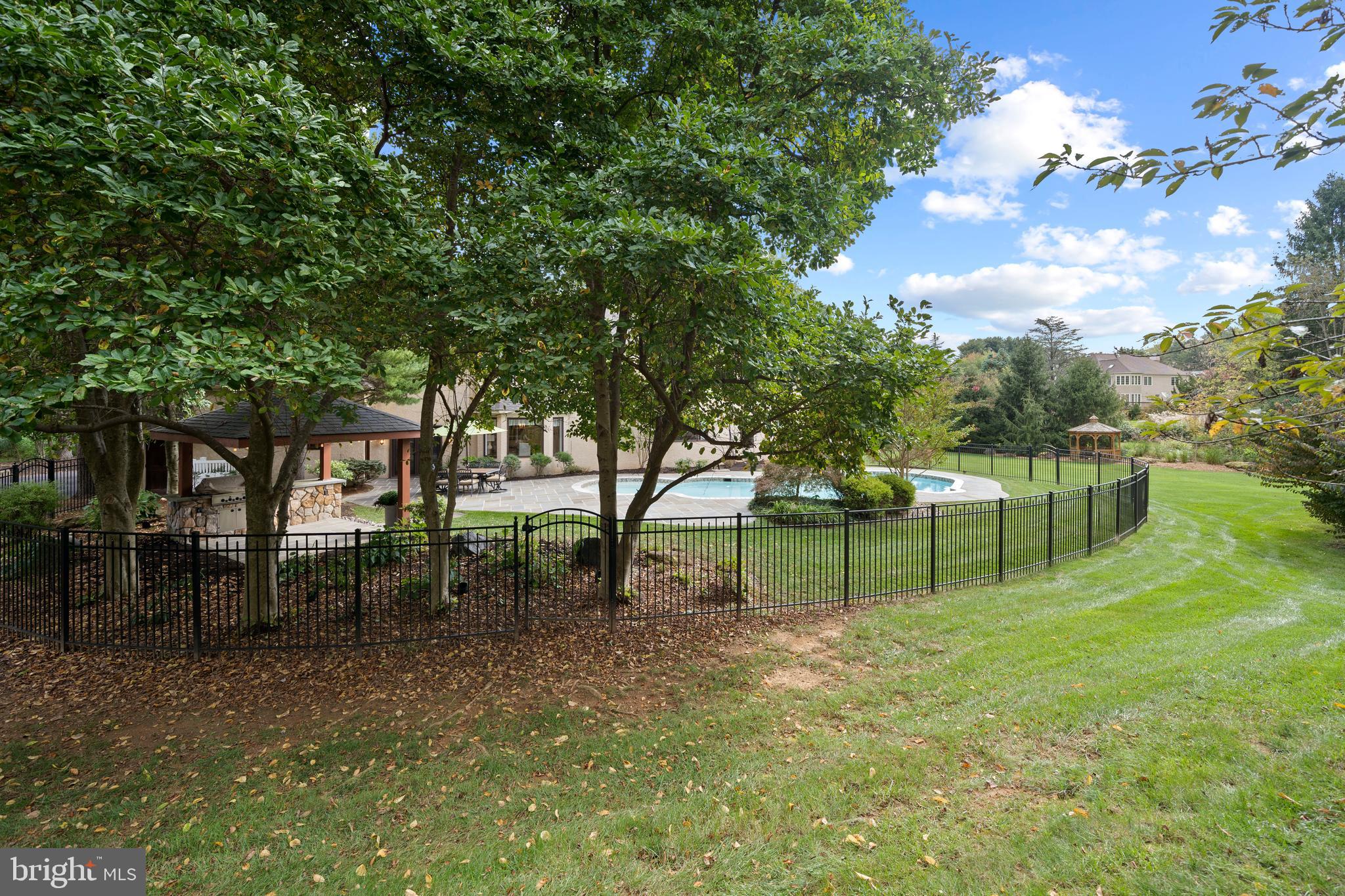 SHADOW OAK - Residential