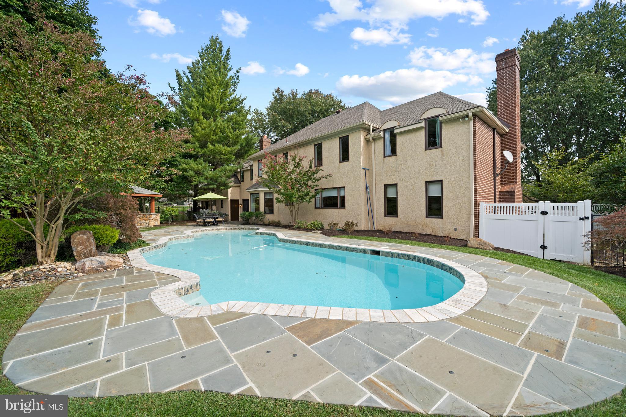 SHADOW OAK - Residential