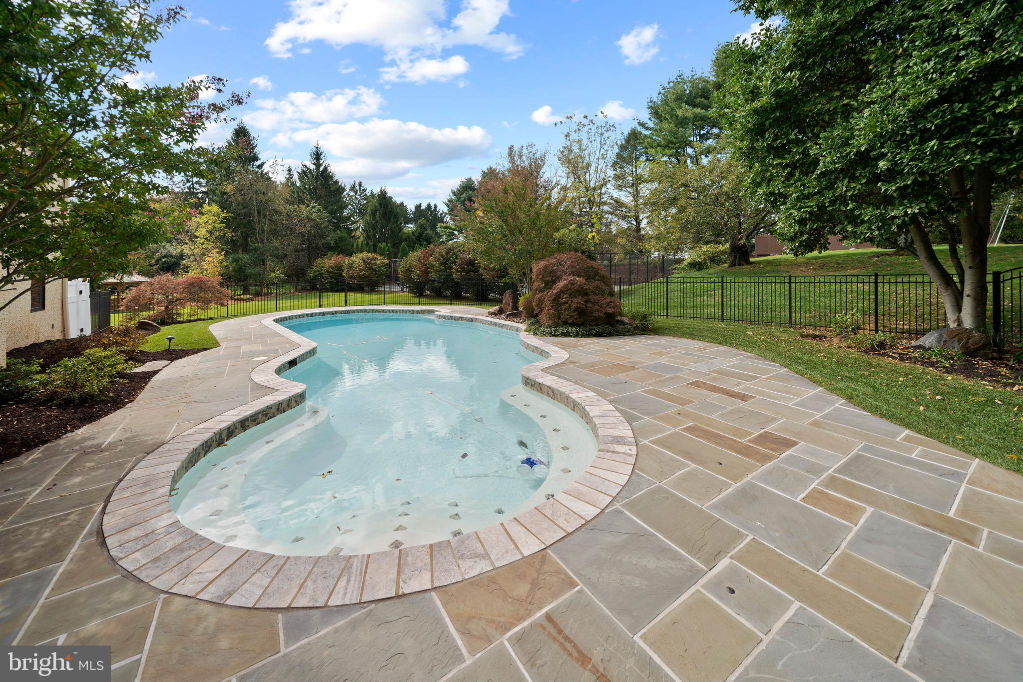 SHADOW OAK - Residential