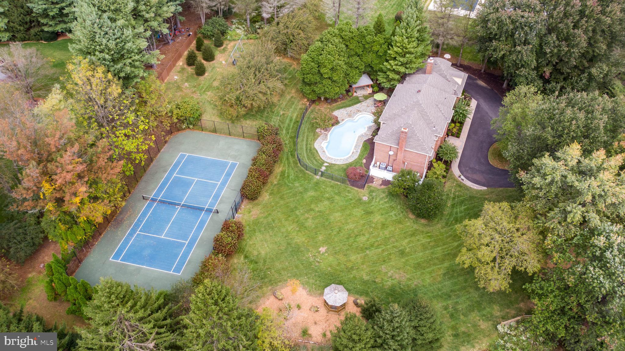 SHADOW OAK - Residential