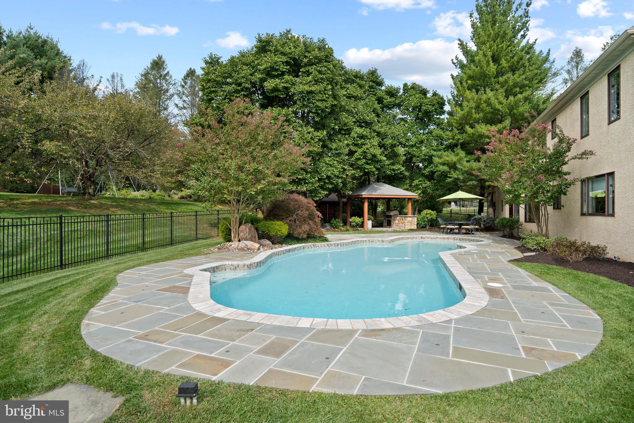 SHADOW OAK - Residential