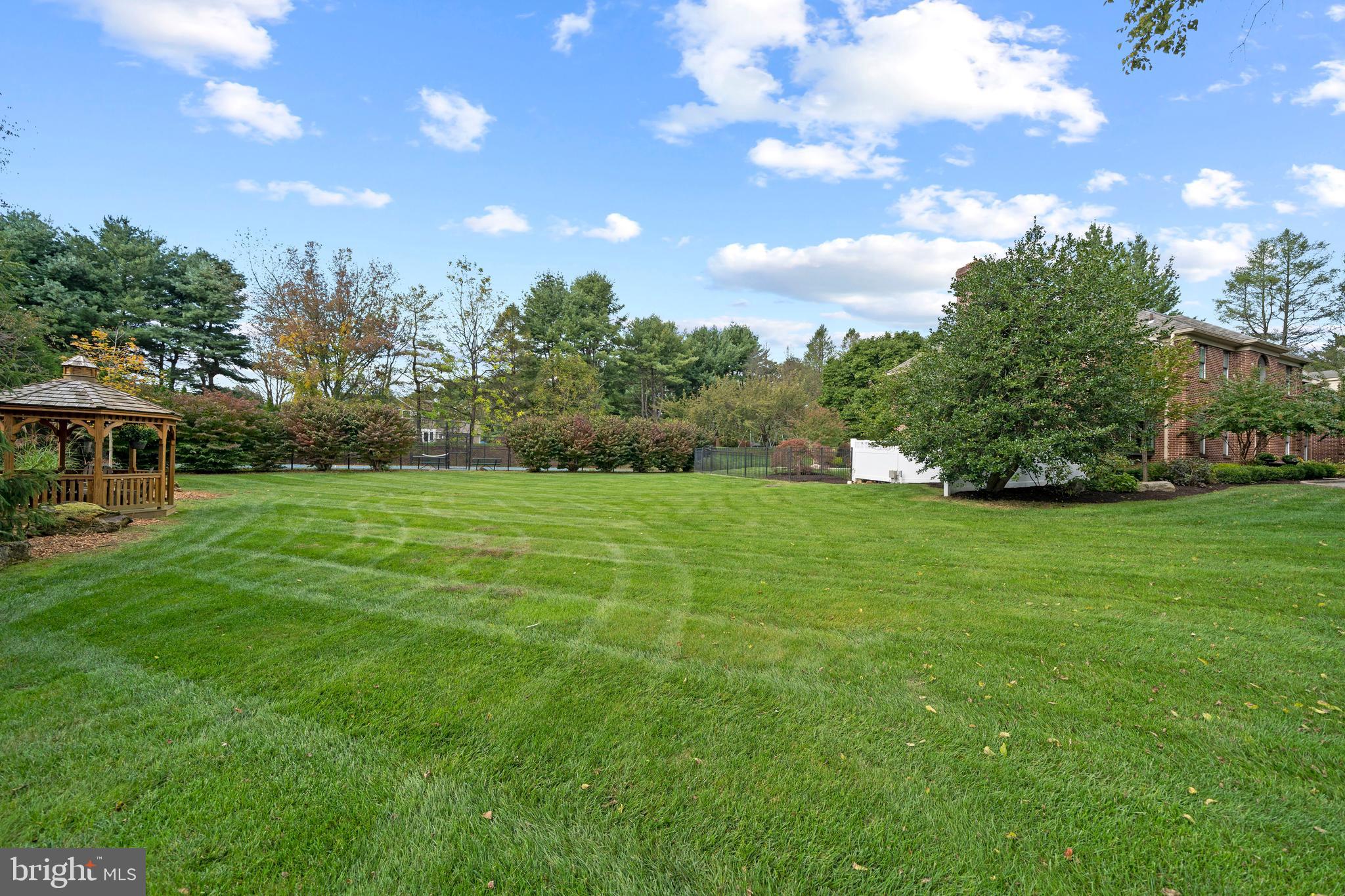 SHADOW OAK - Residential