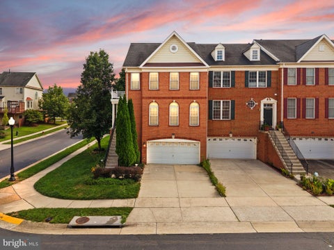 Townhouse For Sale - 42919 Overly Sq<br/> CHANTILLY, VA 20152