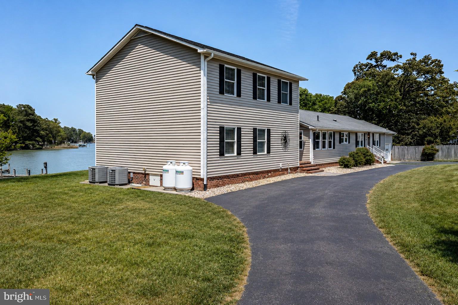415 CLARKE LANE