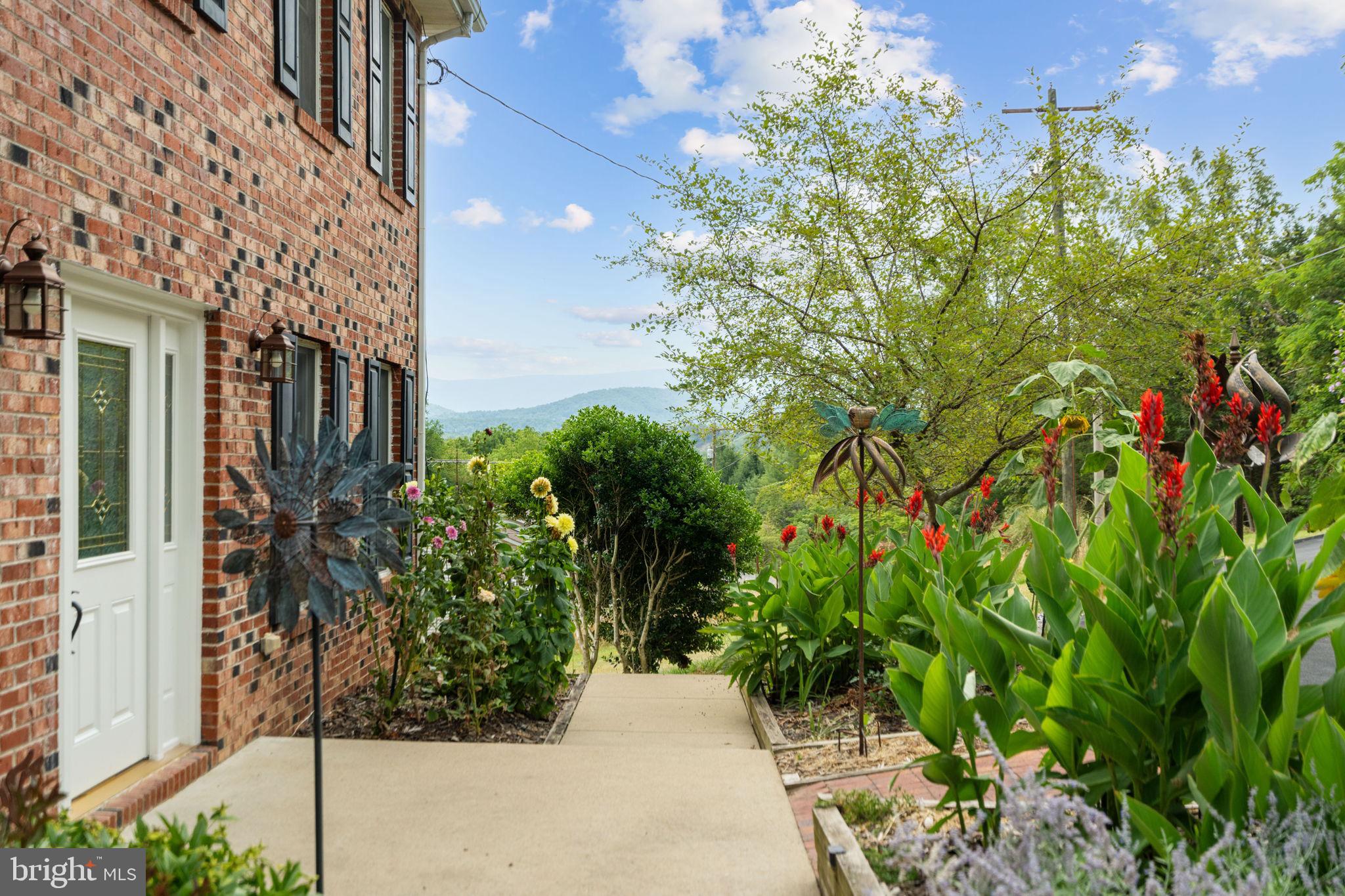 THUNDERBIRD FARM - Residential