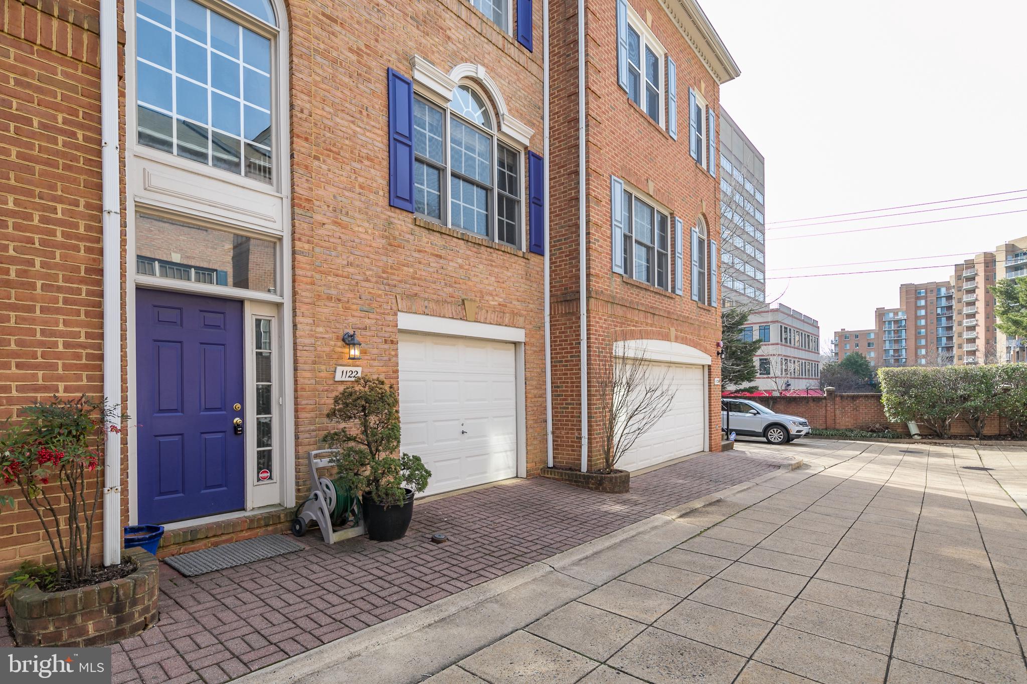 1122 N VERNON STREET