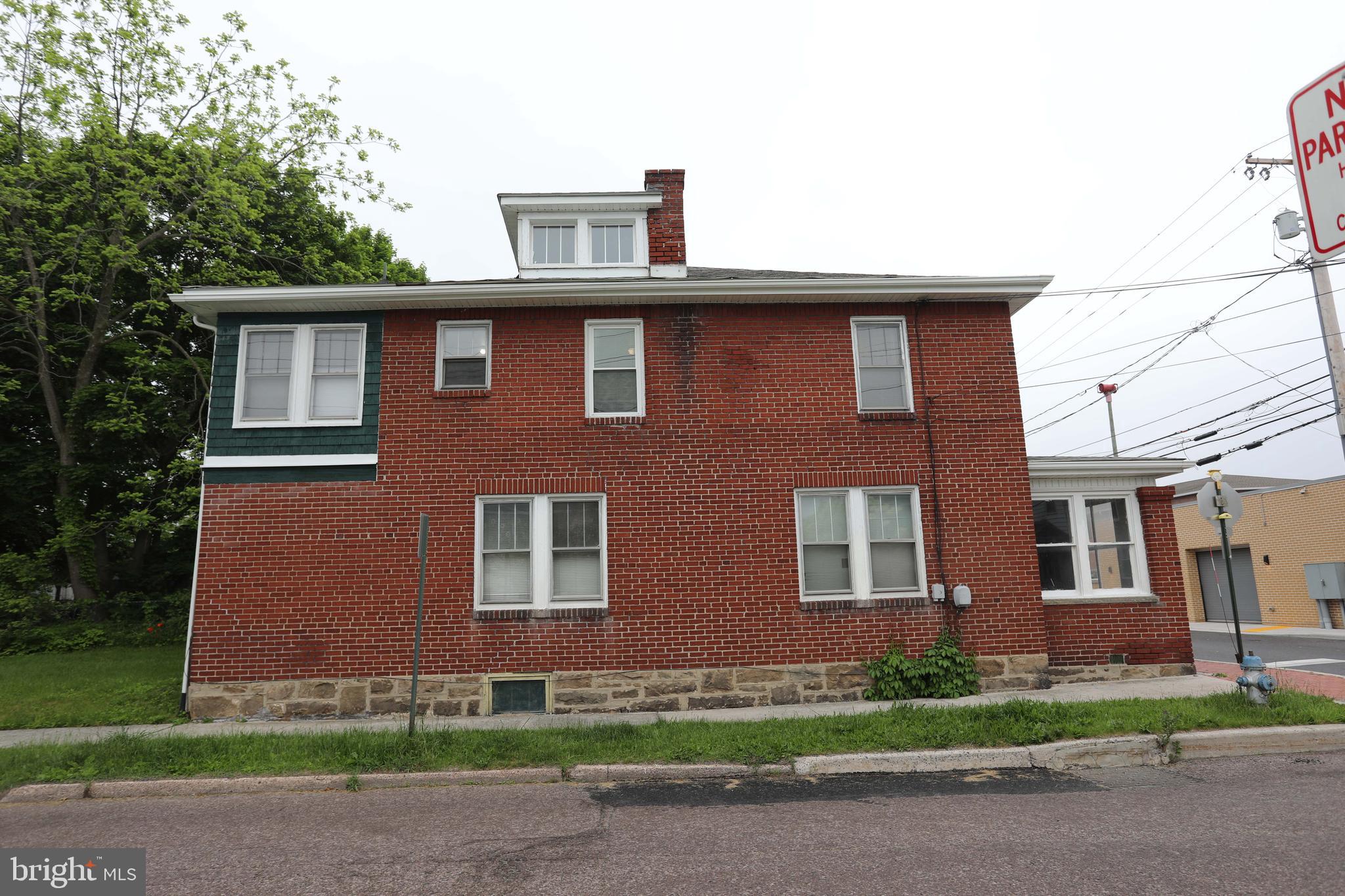 Main image without alt text