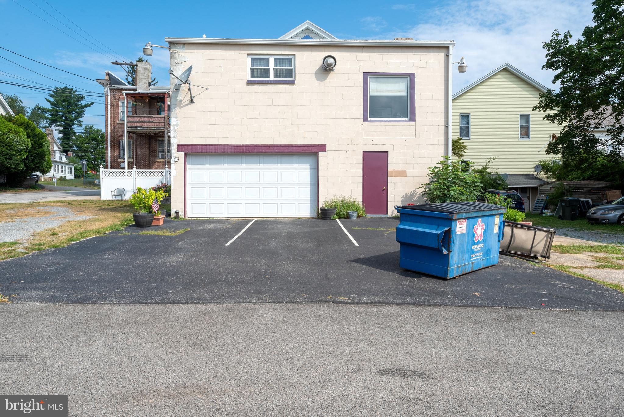 Main image without alt text