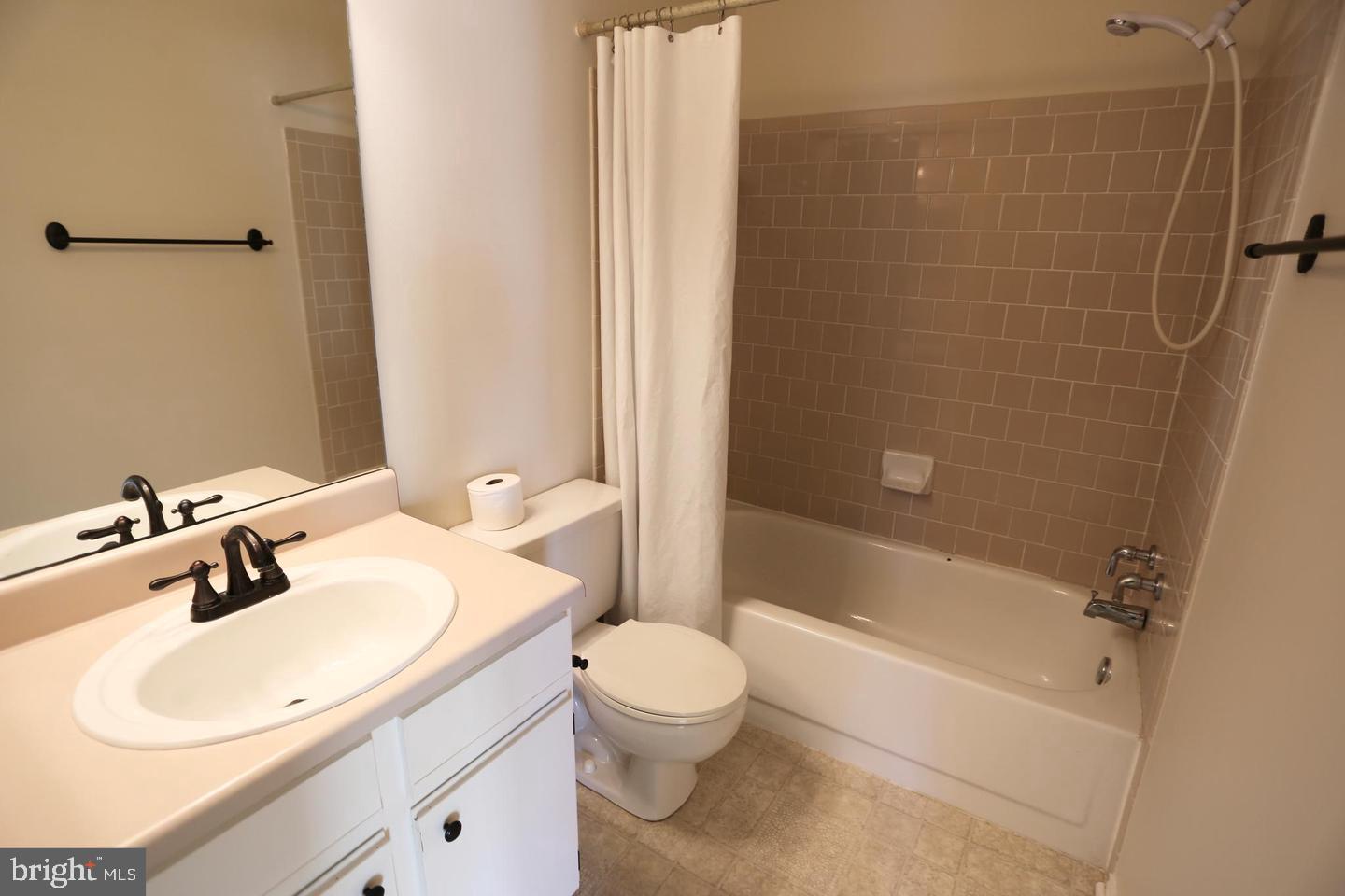 ASHBURN FARM - Residential Lease