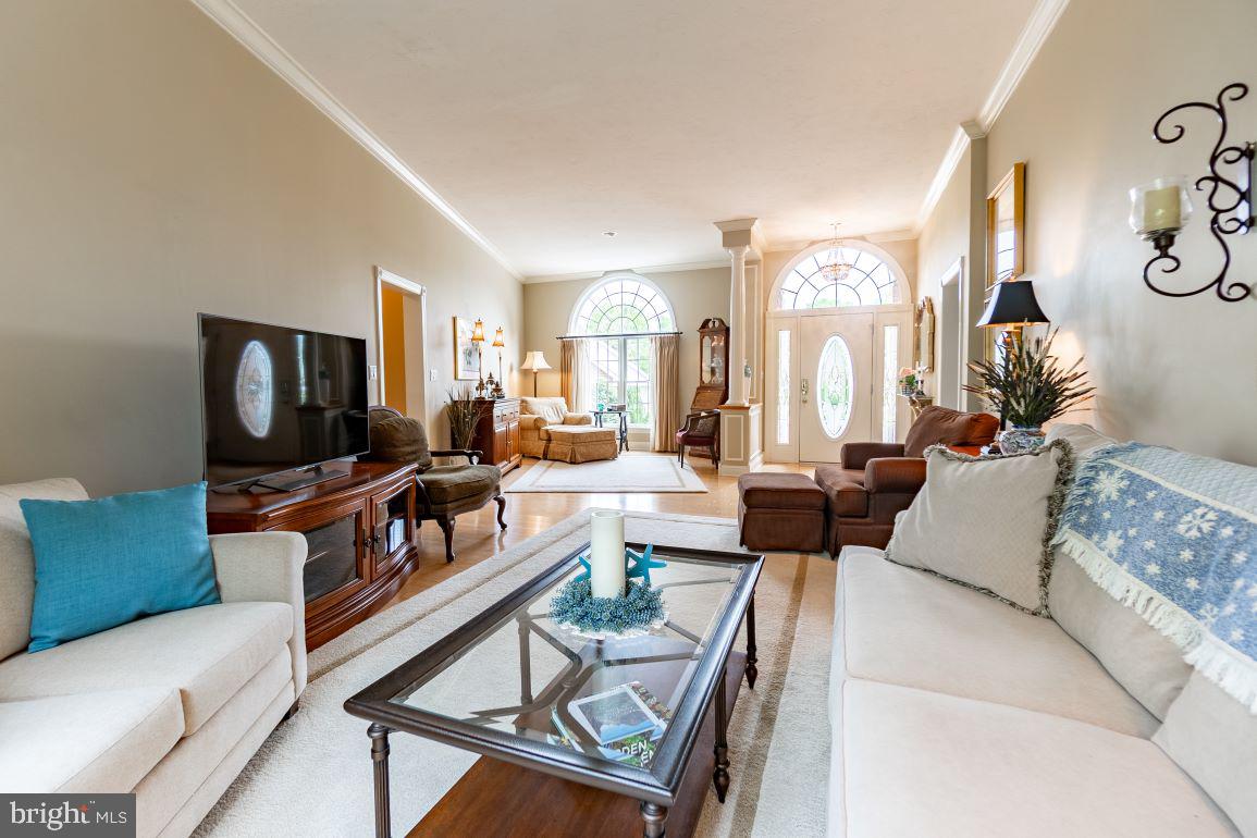 2 OAK CIRCLE