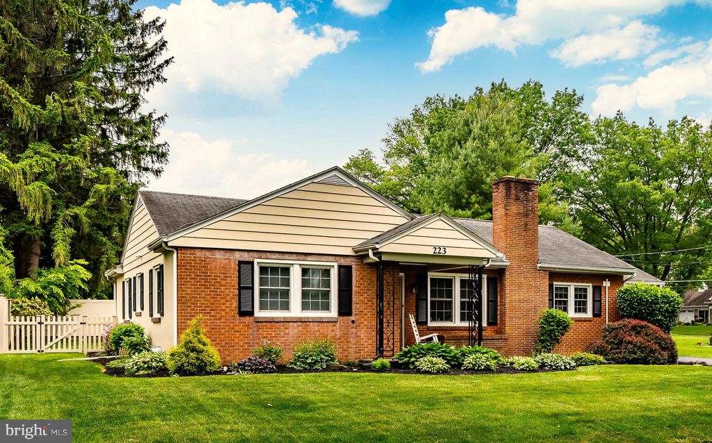 Photo of 223 W GRAMBY ST, MANHEIM, PA 17545 (MLS # PALA2034530)